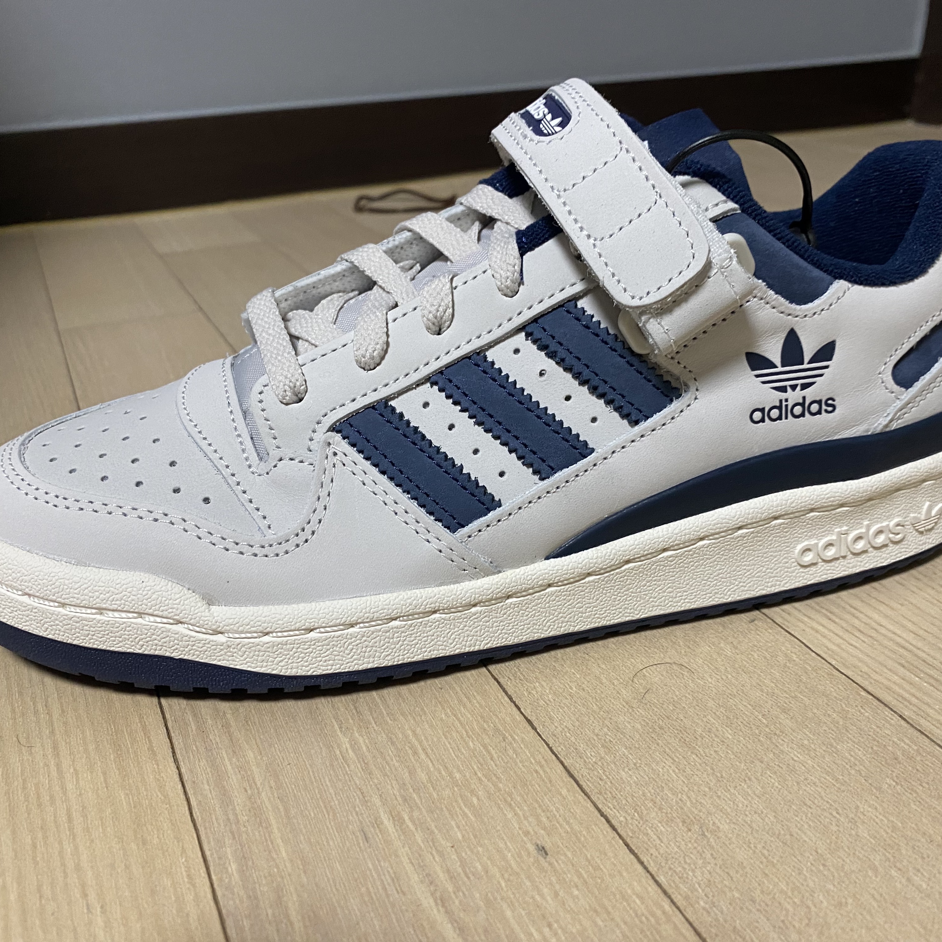 Adidas Forum Low White Collegiate Navy 착용 스타일 - 1