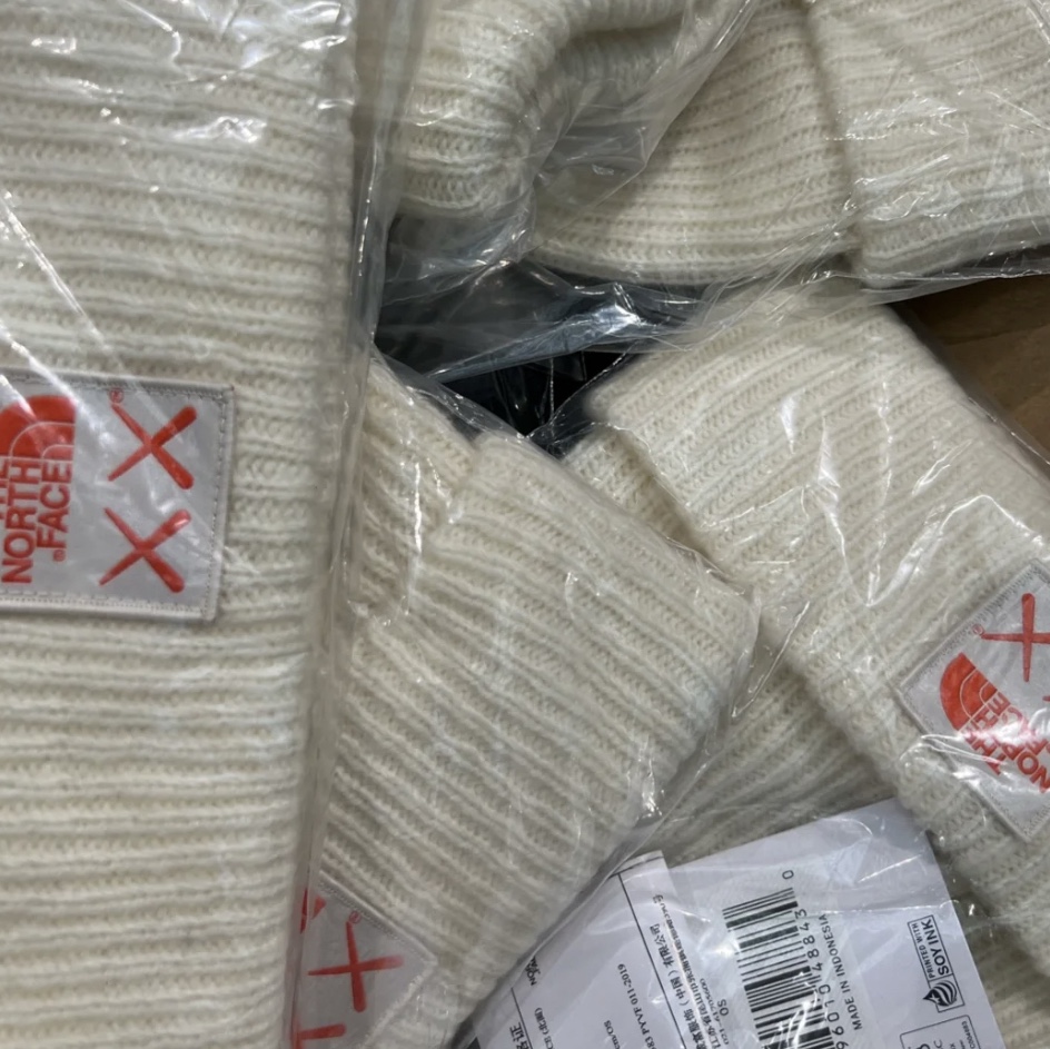 The North Face x Kaws Beanie Moonlight Ivory 착용 스타일 - 3