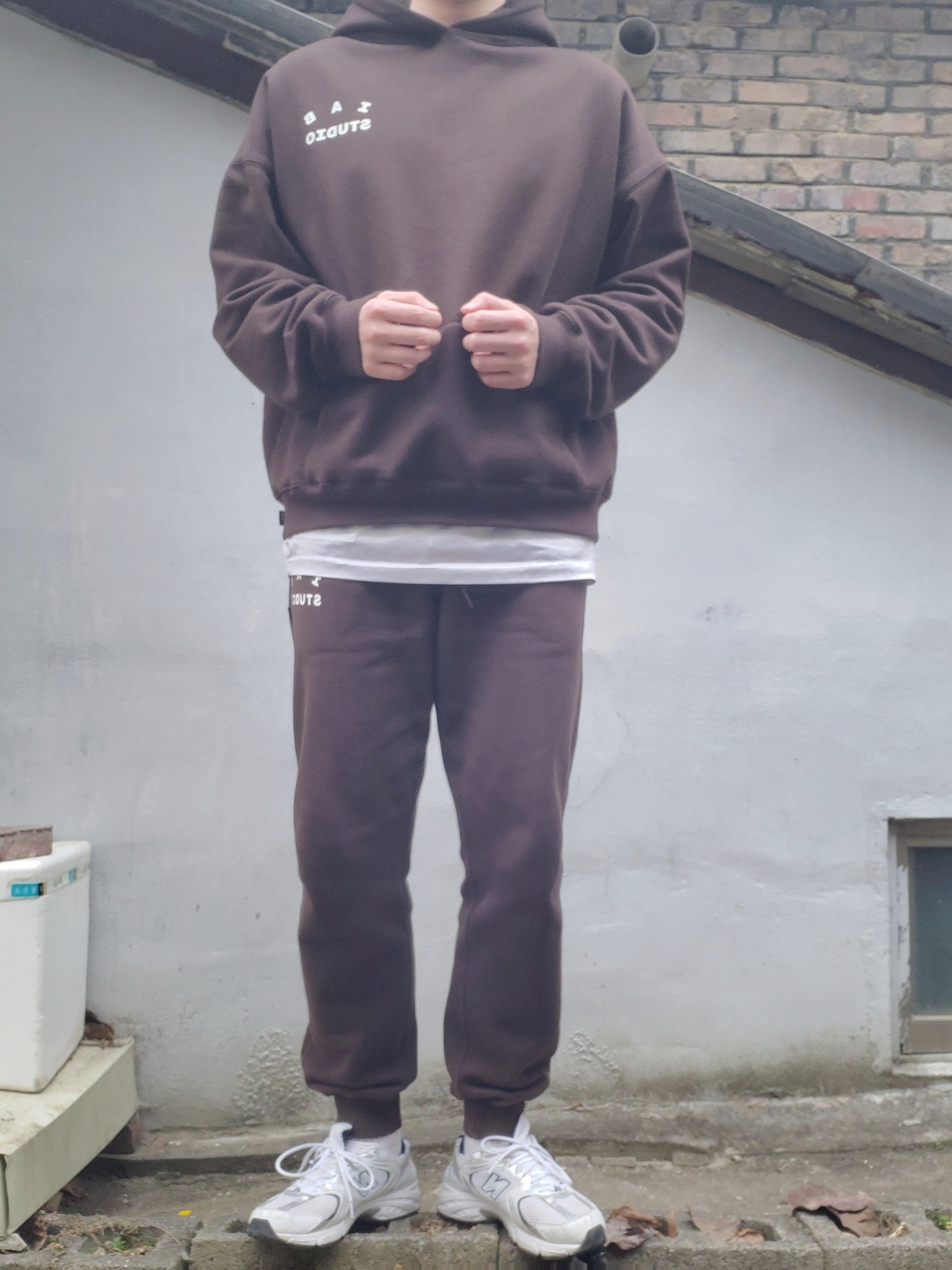 IAB Studio Hoodie Brown, IAB Studio Sweatpants Brown 착용 스타일