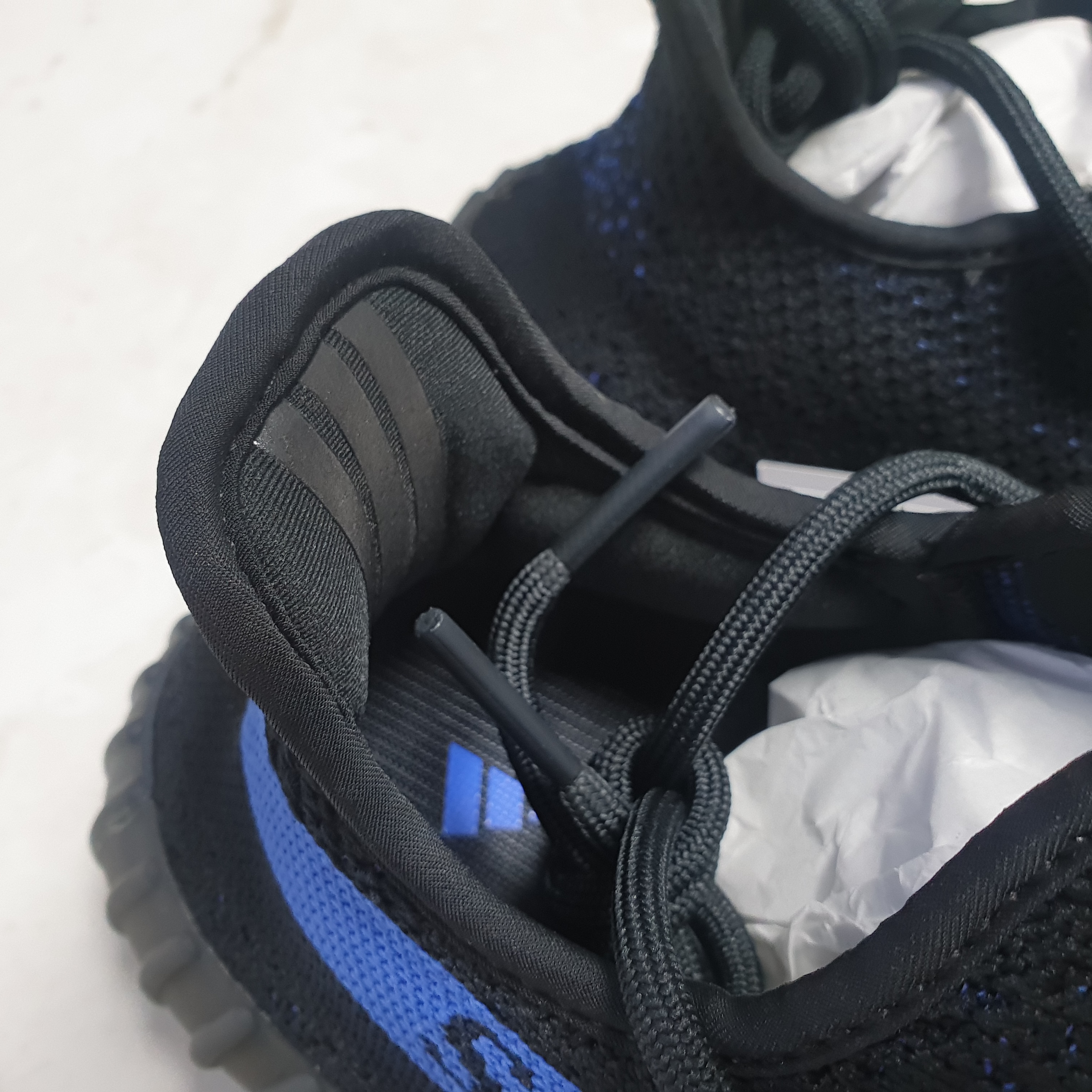 Adidas Yeezy Boost 350 V2 Dazzling Blue 착용 스타일 - 3