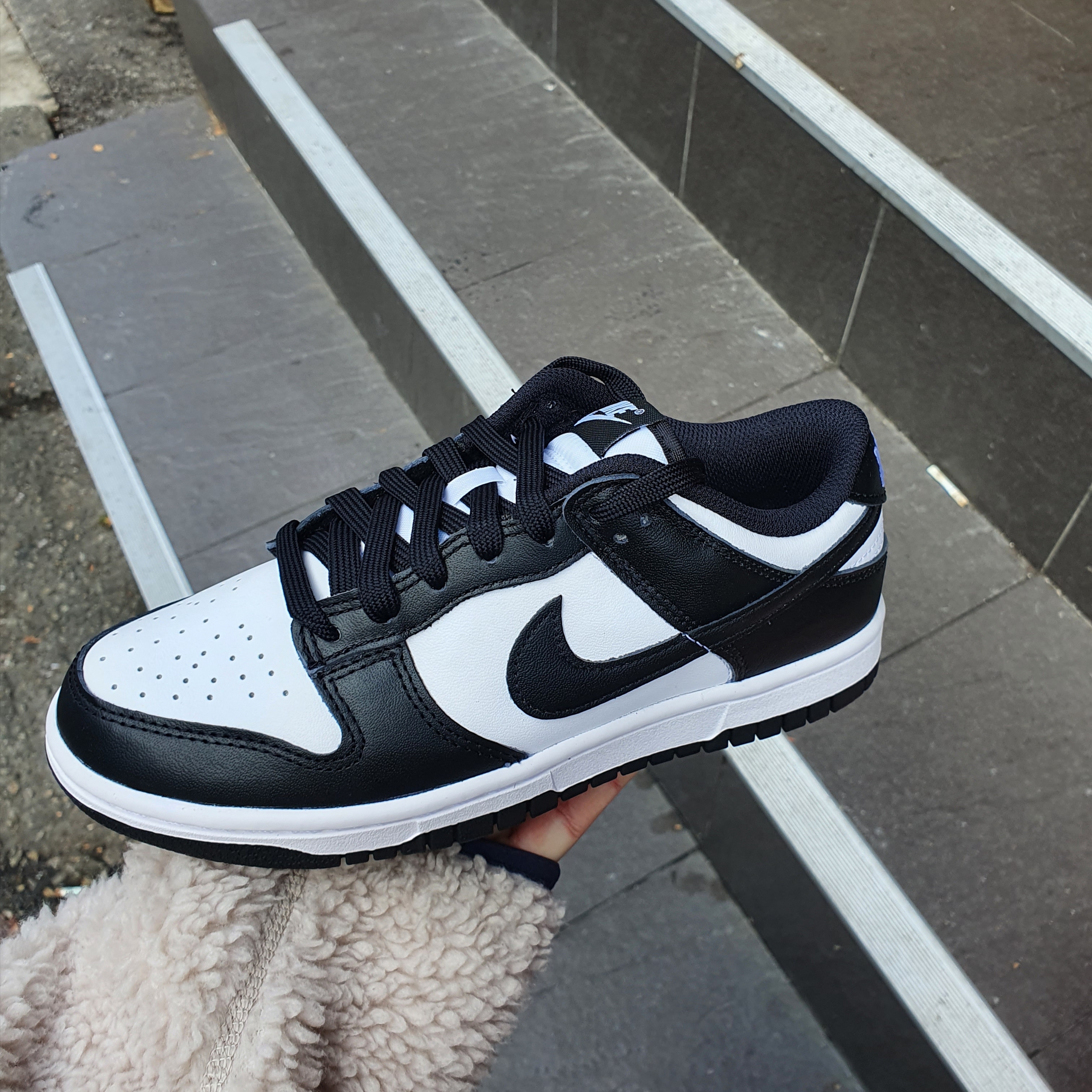 (W) Nike Dunk Low Black 착용 스타일 - 1