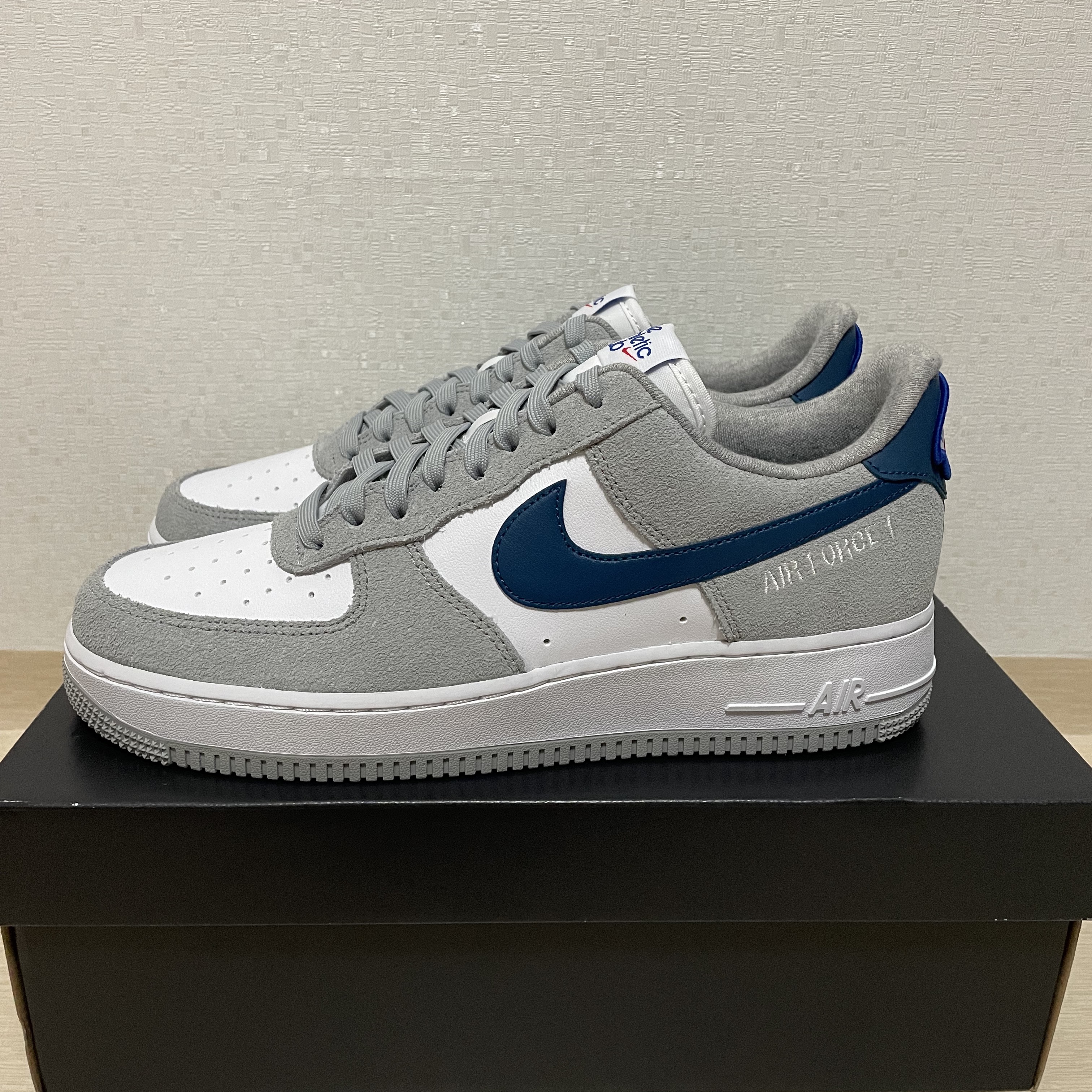 Nike Air Force 1 '07 LV8 Athletic Club Light Smoke Grey Marina 착용 스타일 - 4