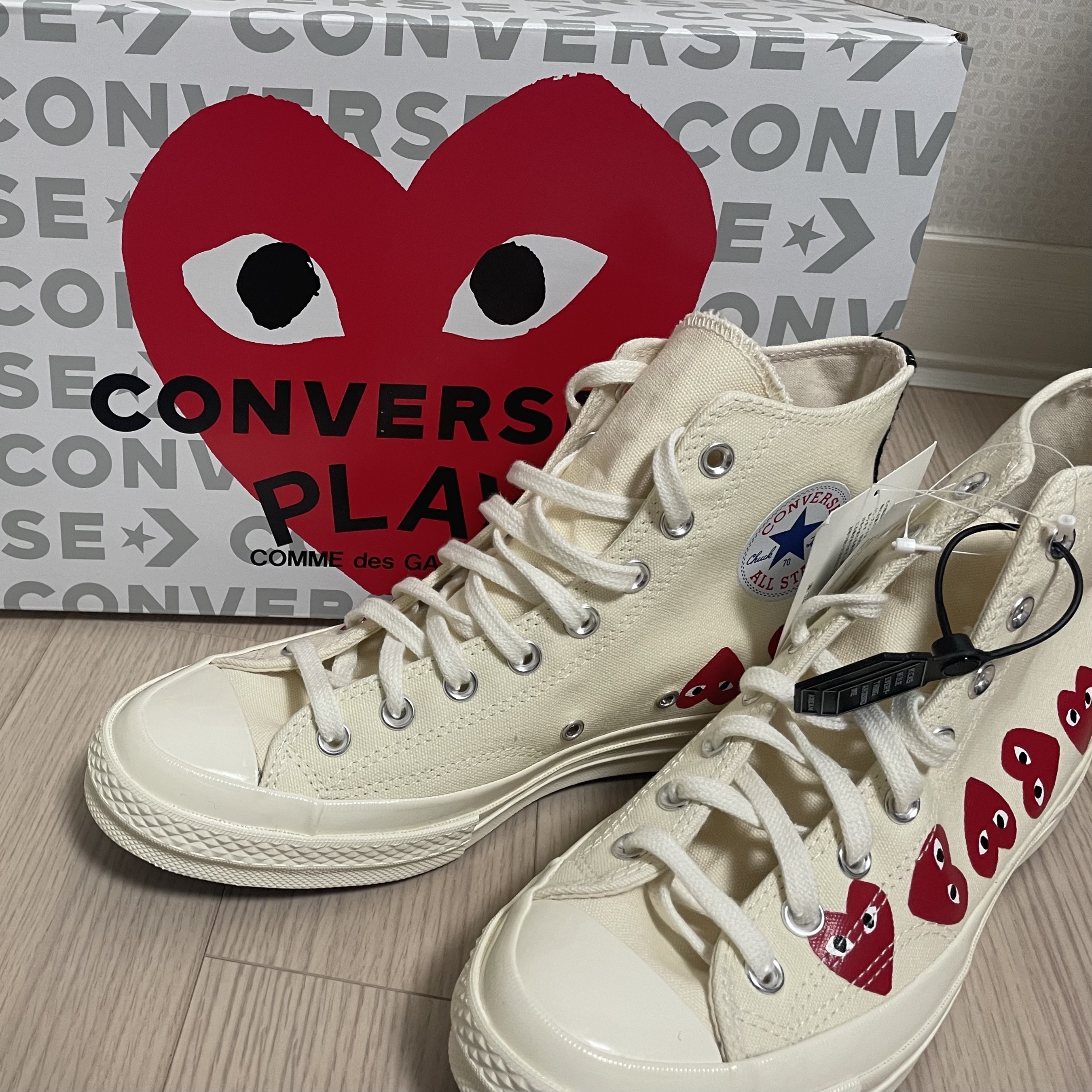 Converse x Play Comme des Garcons Chuck 70 Hi Multi-Heart White 착용 스타일 - 1