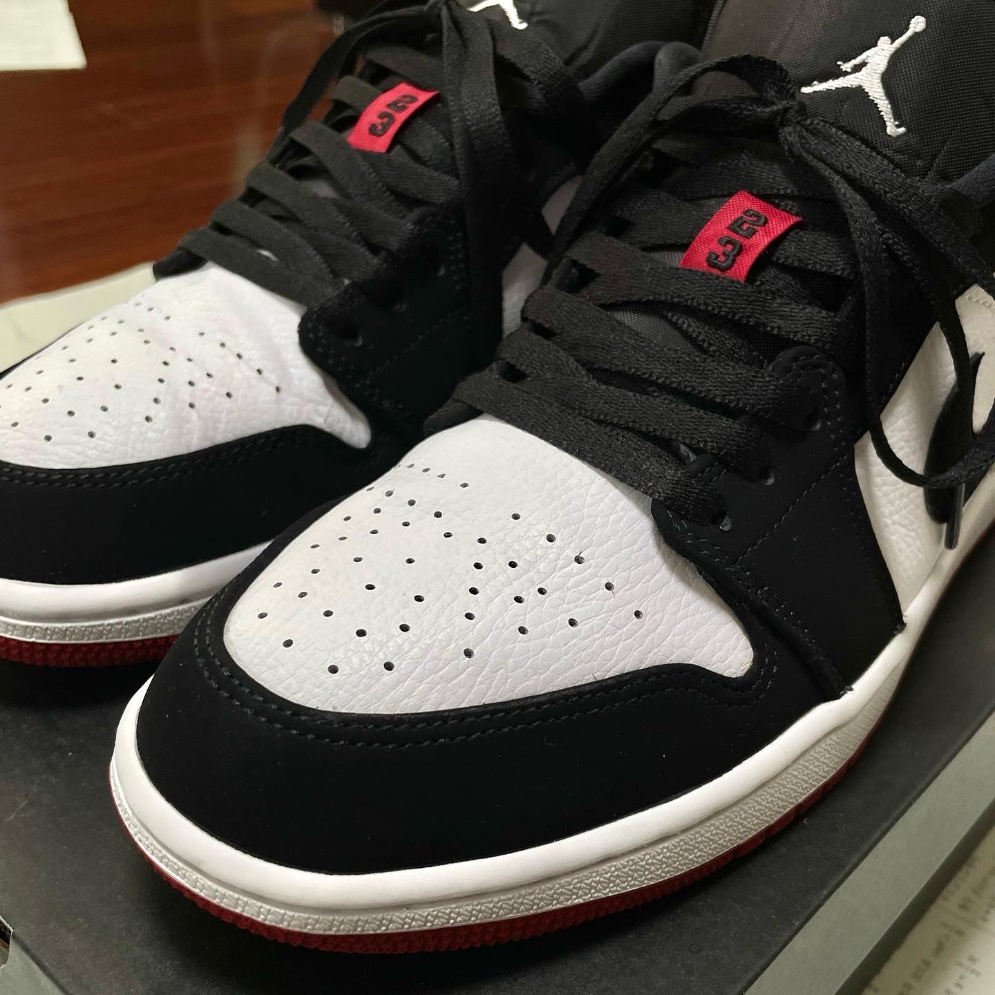 Jordan 1 Low Black Toe 착용 스타일 - 4