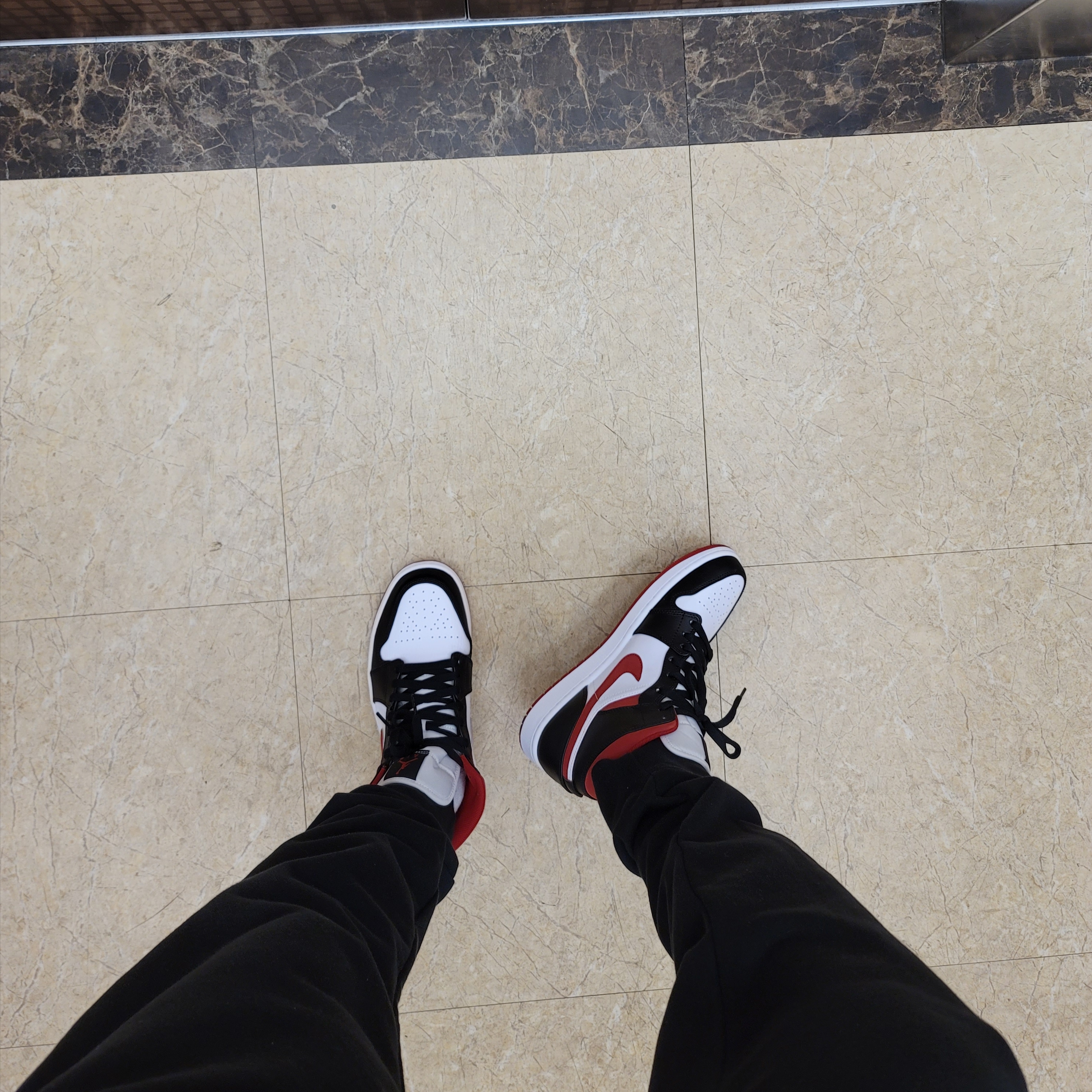 Jordan 1 Mid Gym Red Black White 착용 스타일 - 2