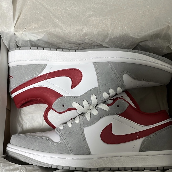 Jordan 1 Low SE Light Smoke Grey Gym Red 착용 스타일