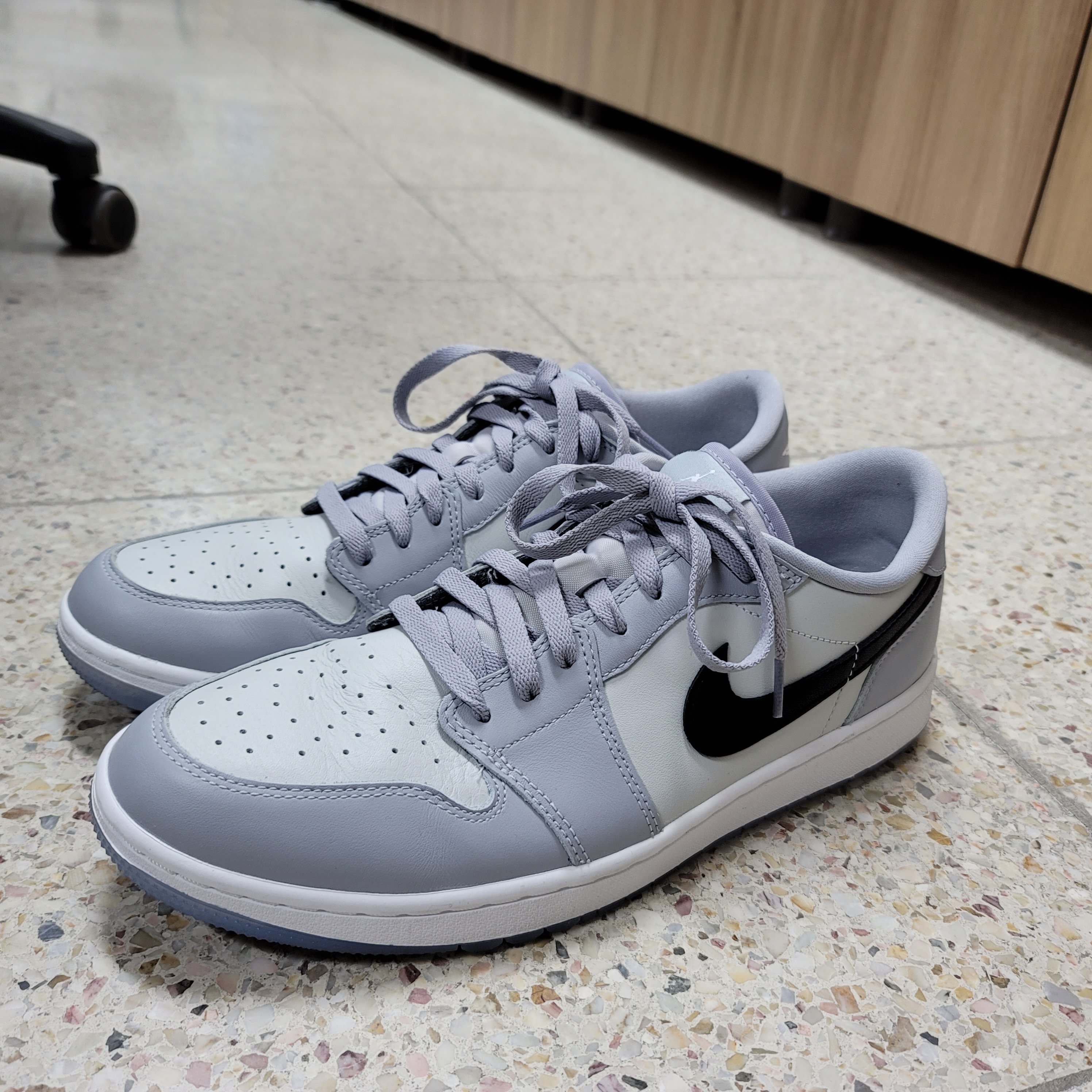 Jordan 1 Low Golf Wolf Grey 착용 스타일 - 1