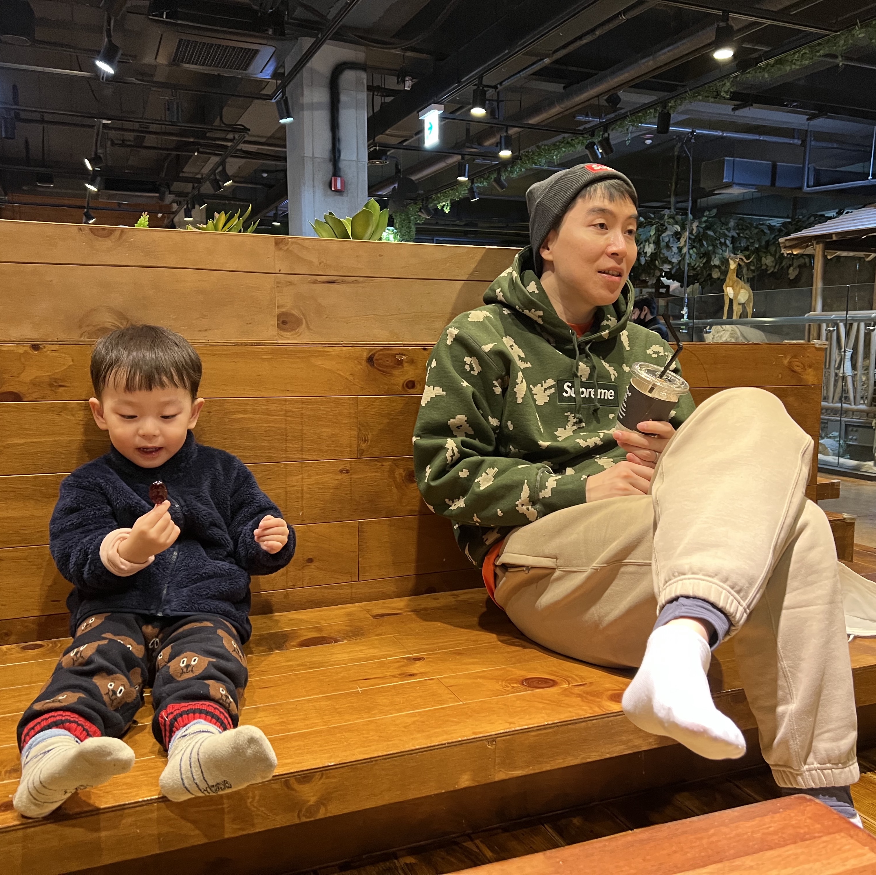 Supreme Box Logo Hooded Sweatshirt Olive Russian Camo - 21FW, Supreme New Era Box Logo Beanie Charcoal - 21FW 착용 스타일 - 2