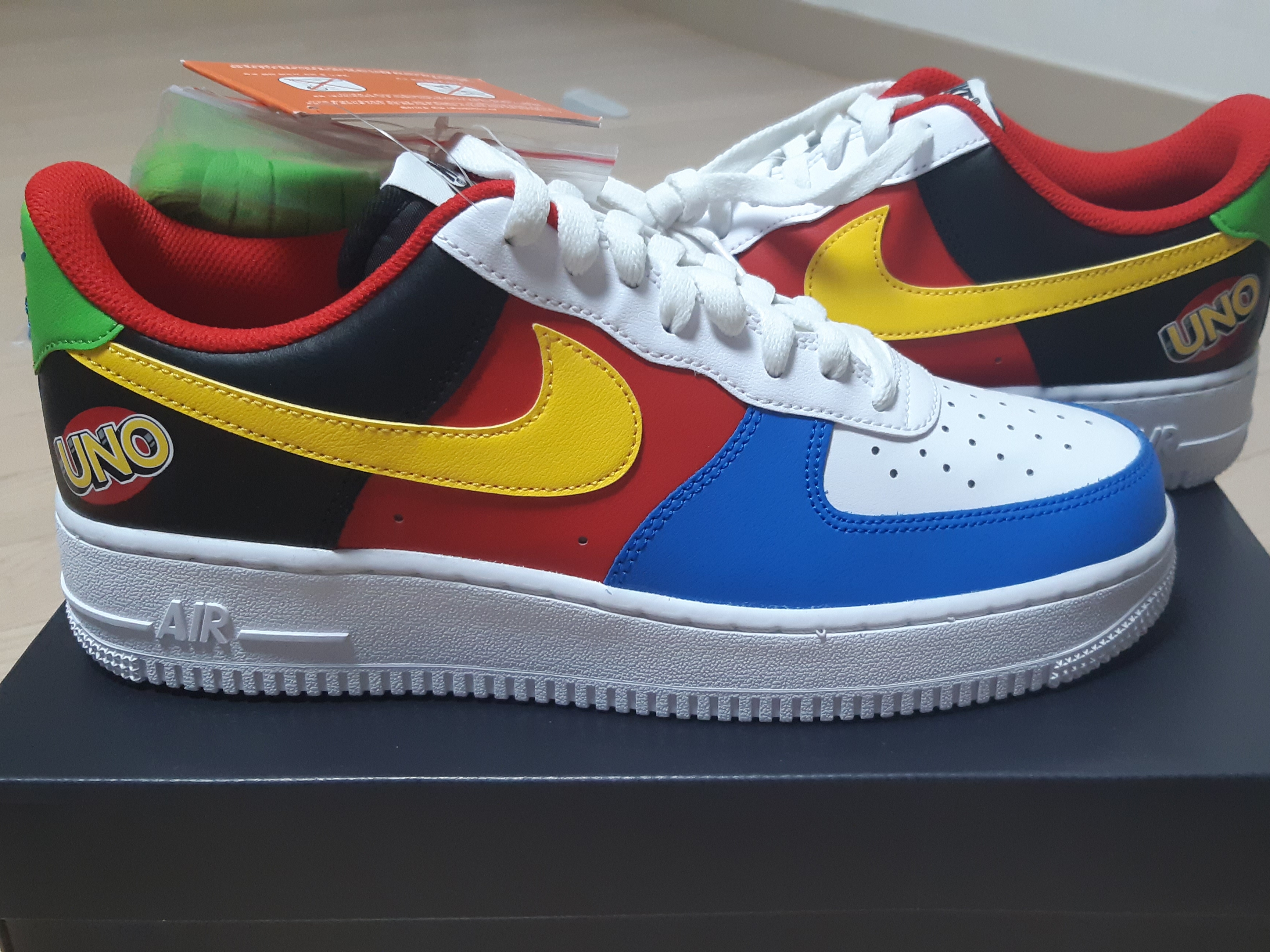 Nike x UNO Air Force 1 '07 QS White Yellow Zest 착용 스타일 - 2