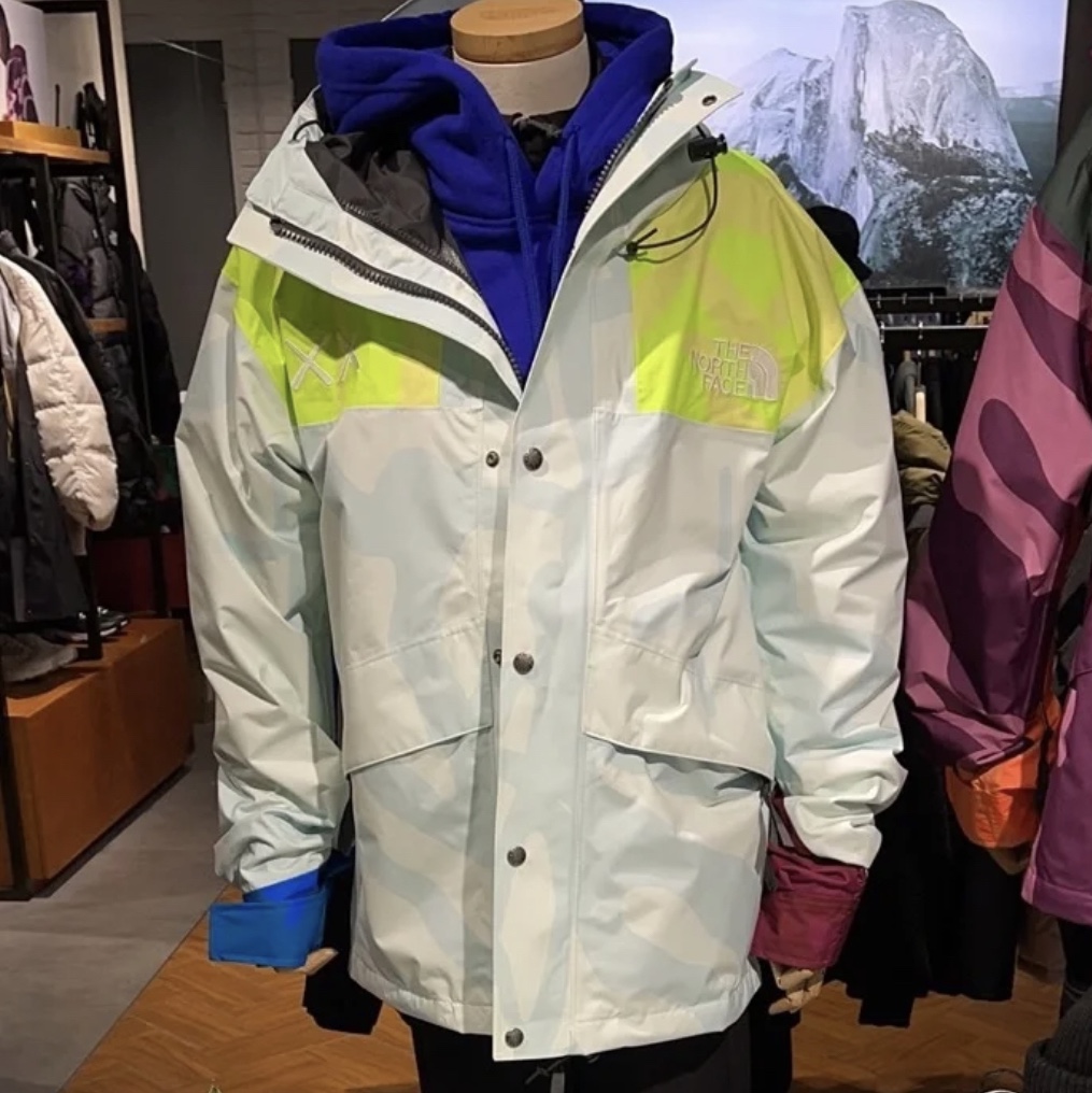 The North Face x Kaws Retro 1986 Mountain Jacket Ice Blue 착용 스타일 - 4