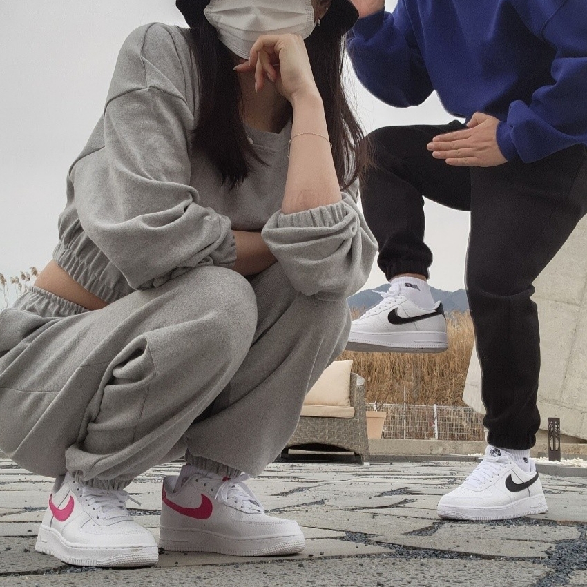 (W) Nike Air Force 1 '07 White Pink Prime, Nike Air Force 1 '07 White Black 착용 스타일 - 3