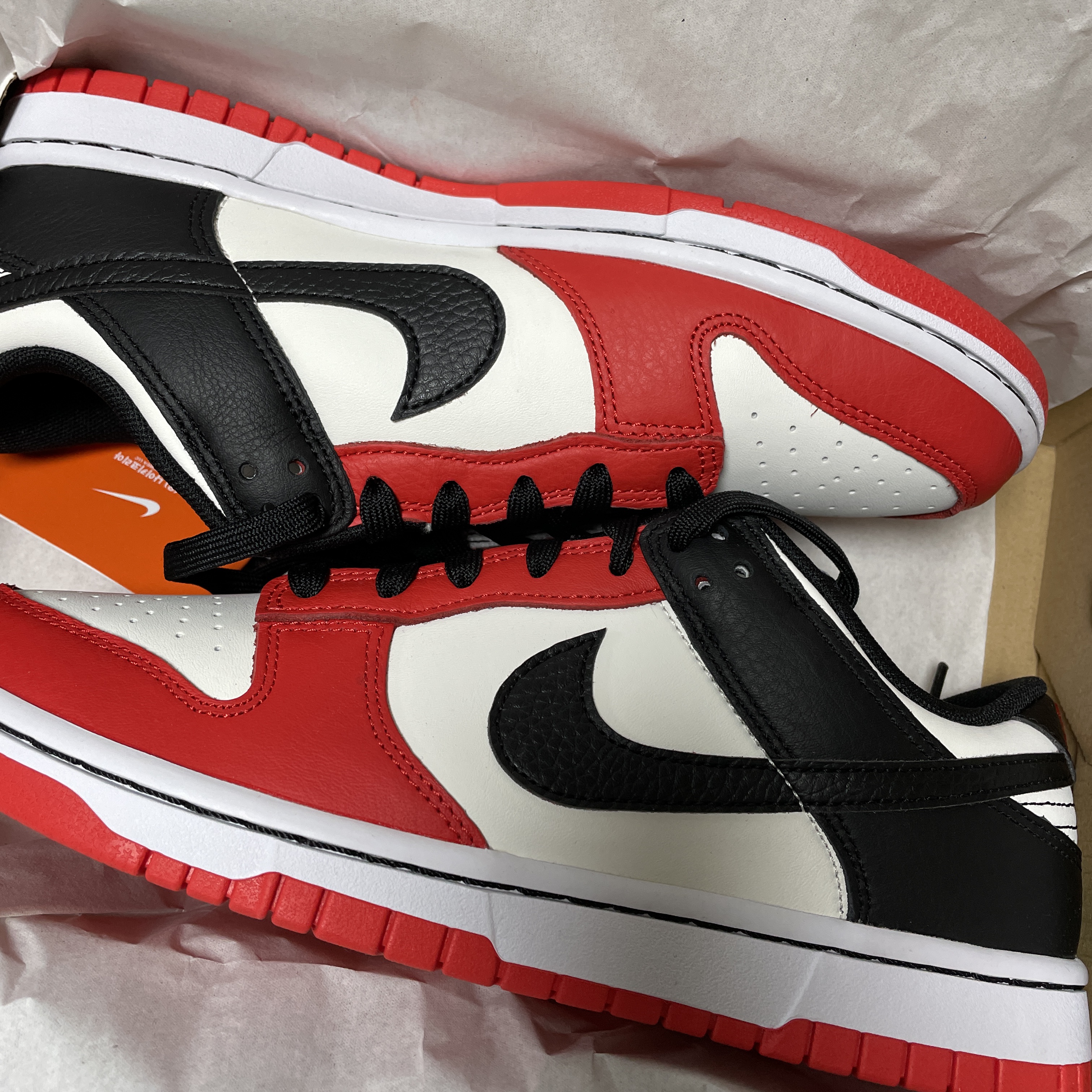 Nike x NBA Dunk Low Retro EMB Black and Chile Red 착용 스타일