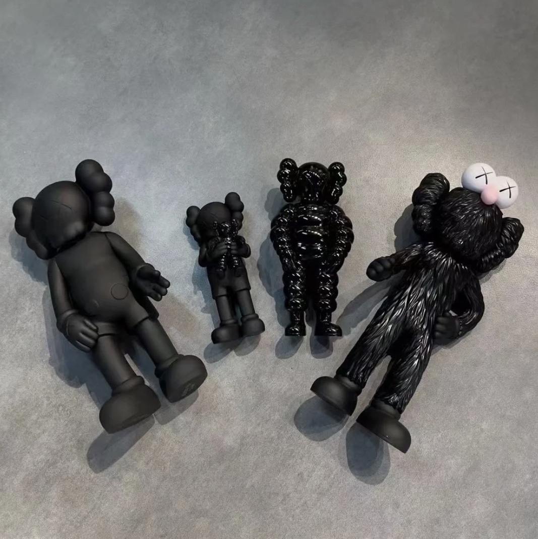 Kaws Family Vinyl Figure Black 착용 스타일 - 3