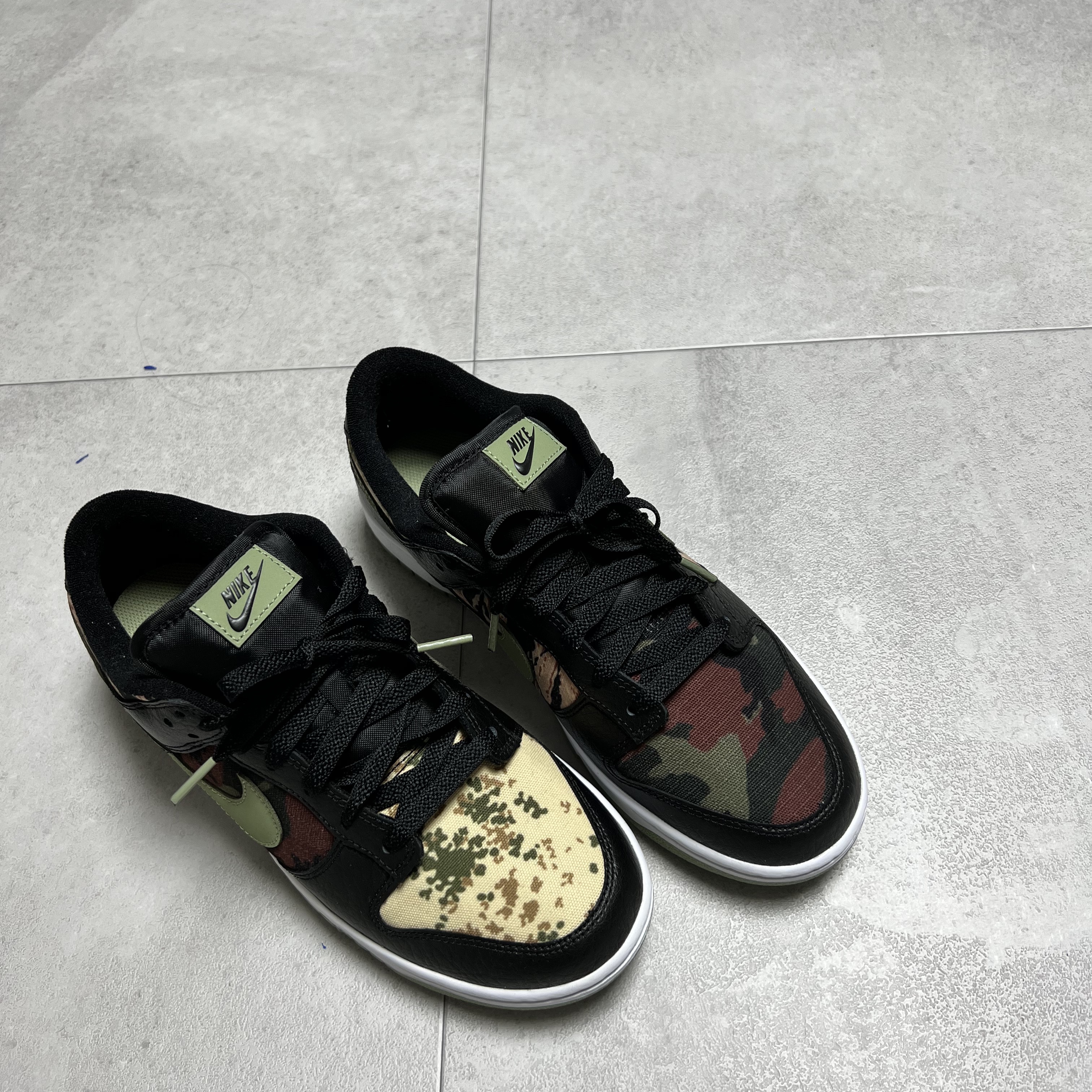 Nike Dunk Low SE Black Multi Camo, Jordan 1 Low OG Ghost Green 착용 스타일 - 1