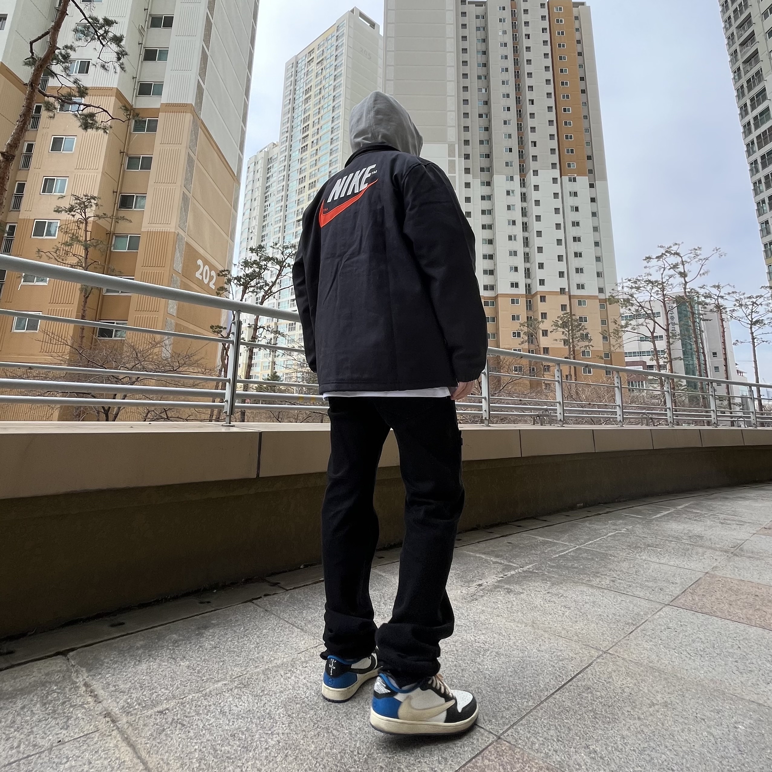 Jordan 1 x Travis Scott x Fragment Retro Low OG SP Military Blue, Nike M NRG Hoodie Grey Heather 착용 스타일 - 3