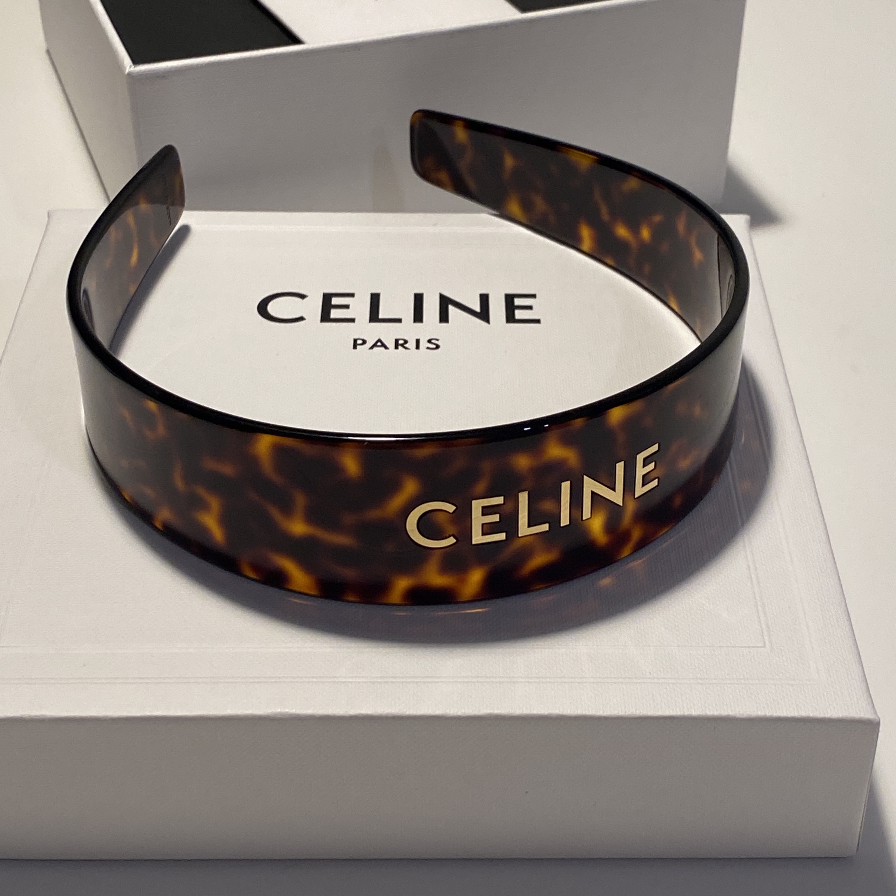 (W) Celine Headband in Acetate & Brass Dark Havana Gold 착용 스타일