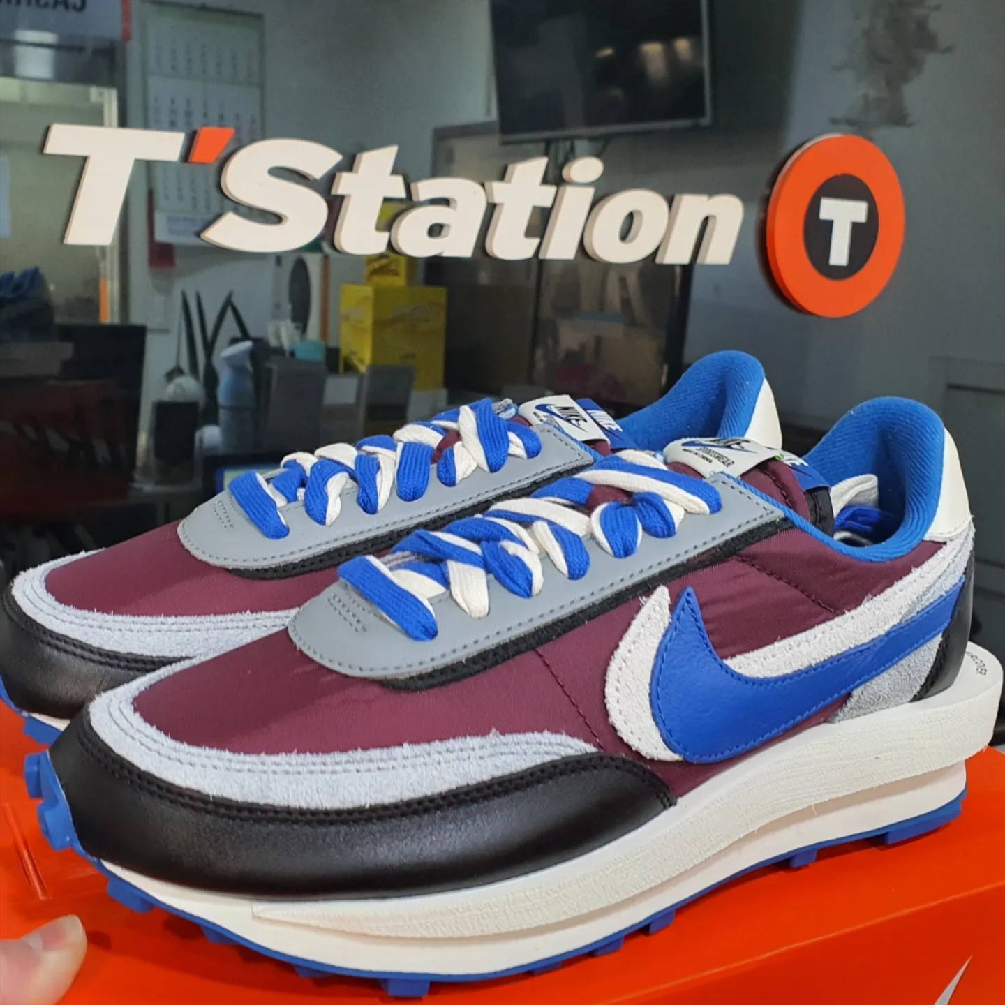 Nike x Sacai x Undercover LDWaffle Night Maroon Team Royal 착용 스타일 - 2