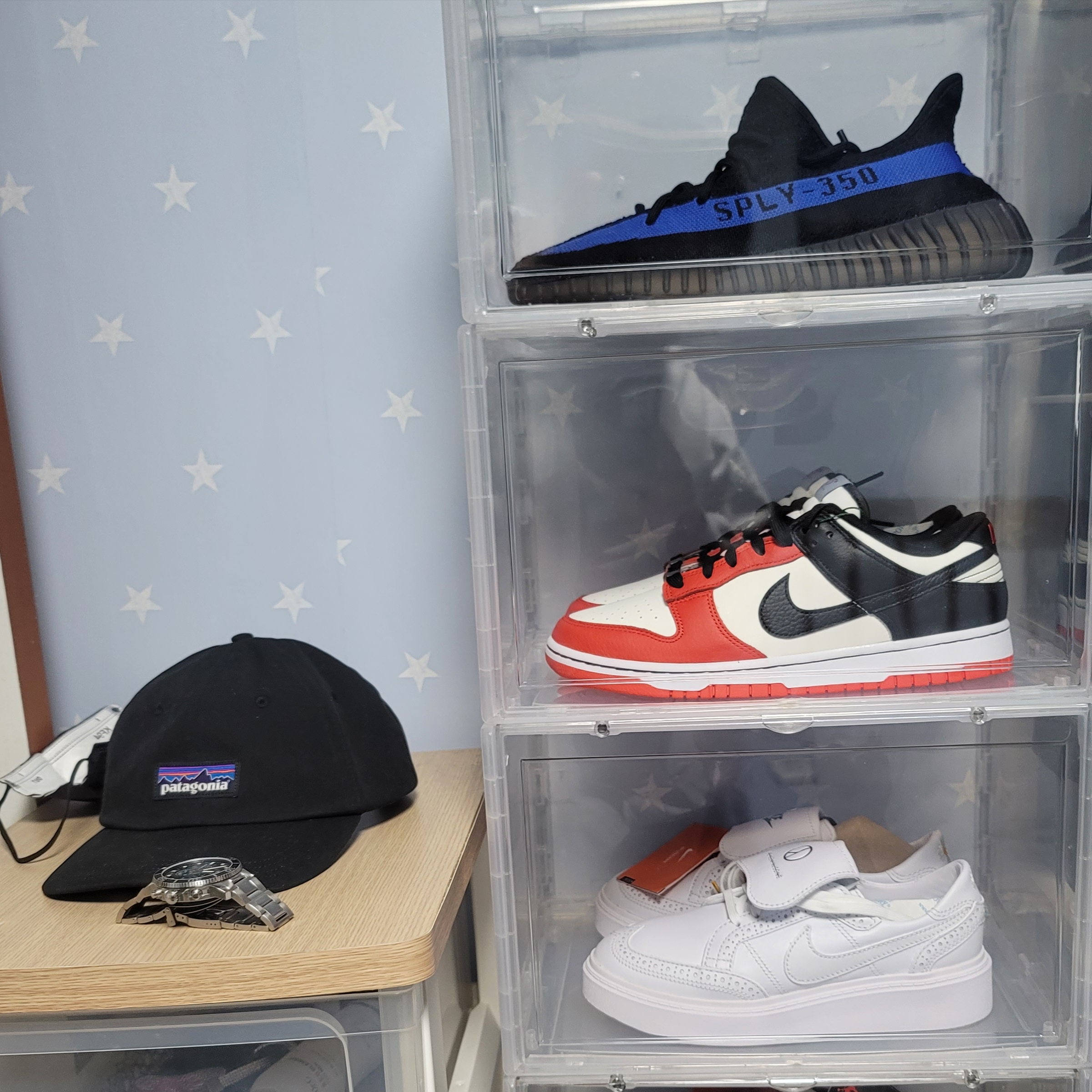 Adidas Yeezy Boost 350 V2 Dazzling Blue, Nike x NBA Dunk Low Retro EMB Black and Chile Red 착용 스타일