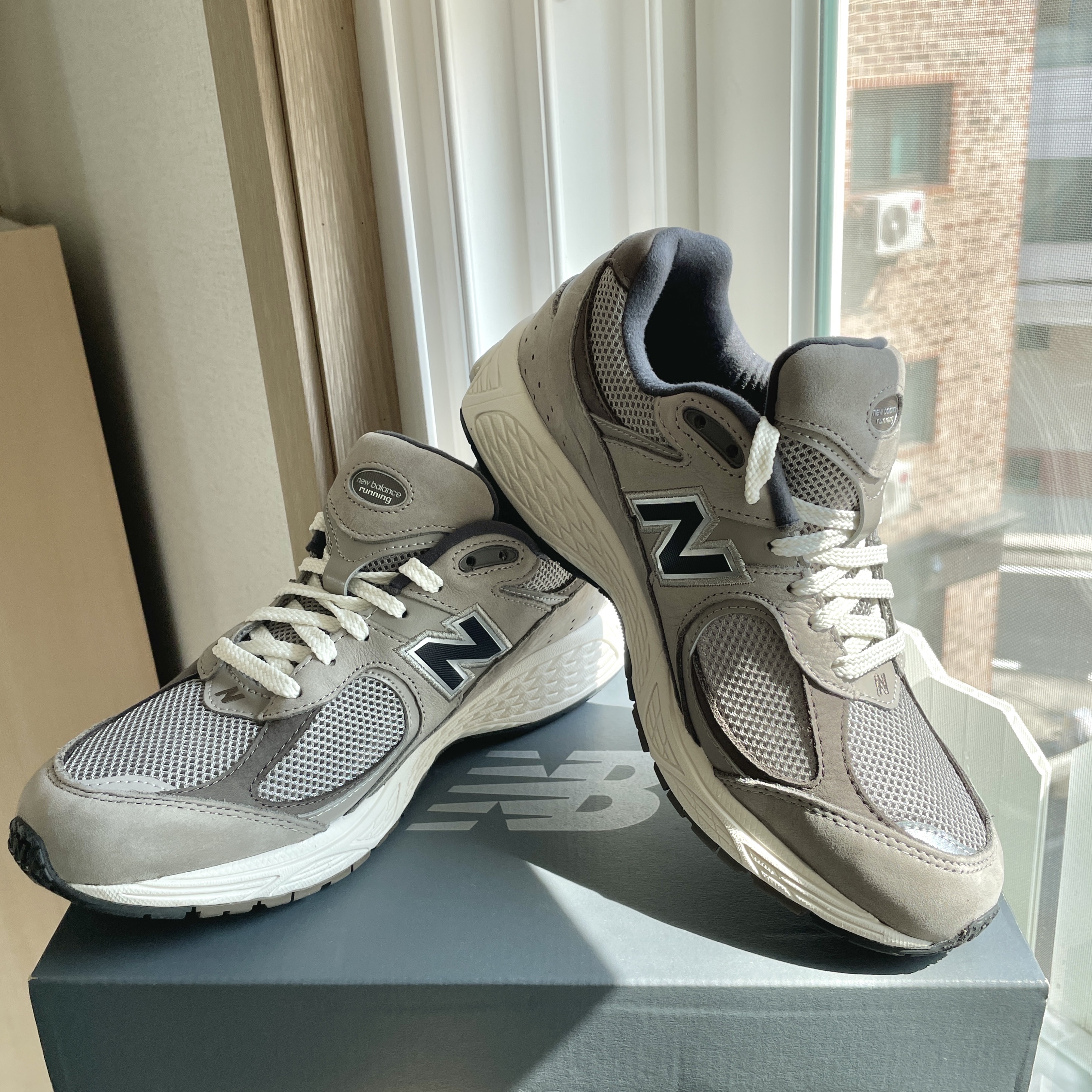 New Balance 2002 Warm Alpaca 착용 스타일 - 1