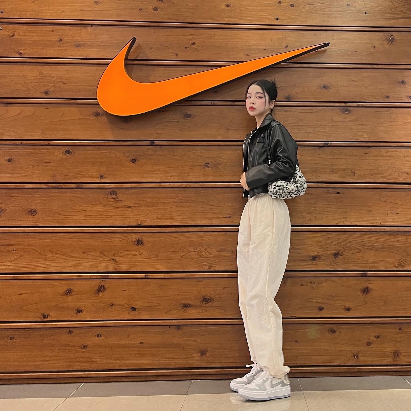 (W) Jordan 1 Elevate Low White and Wolf Grey 착용 스타일 - 3