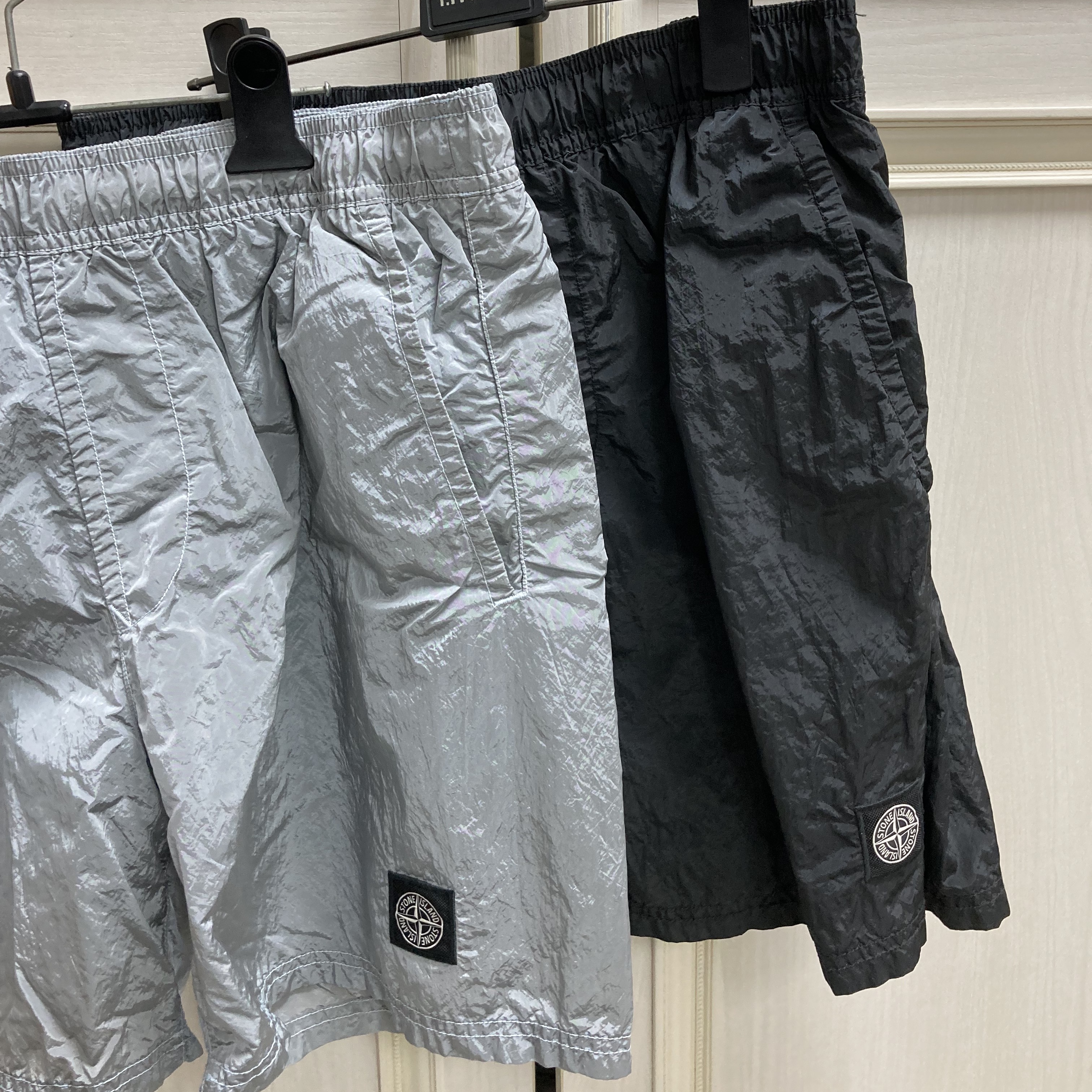 Stone Island B0943 Nylon Metal Swimming Trunk Sky Blue - 21SS, Stone Island B0943 Nylon Metal Swimming Trunk Dark Grey - 21SS 착용 스타일 - 2