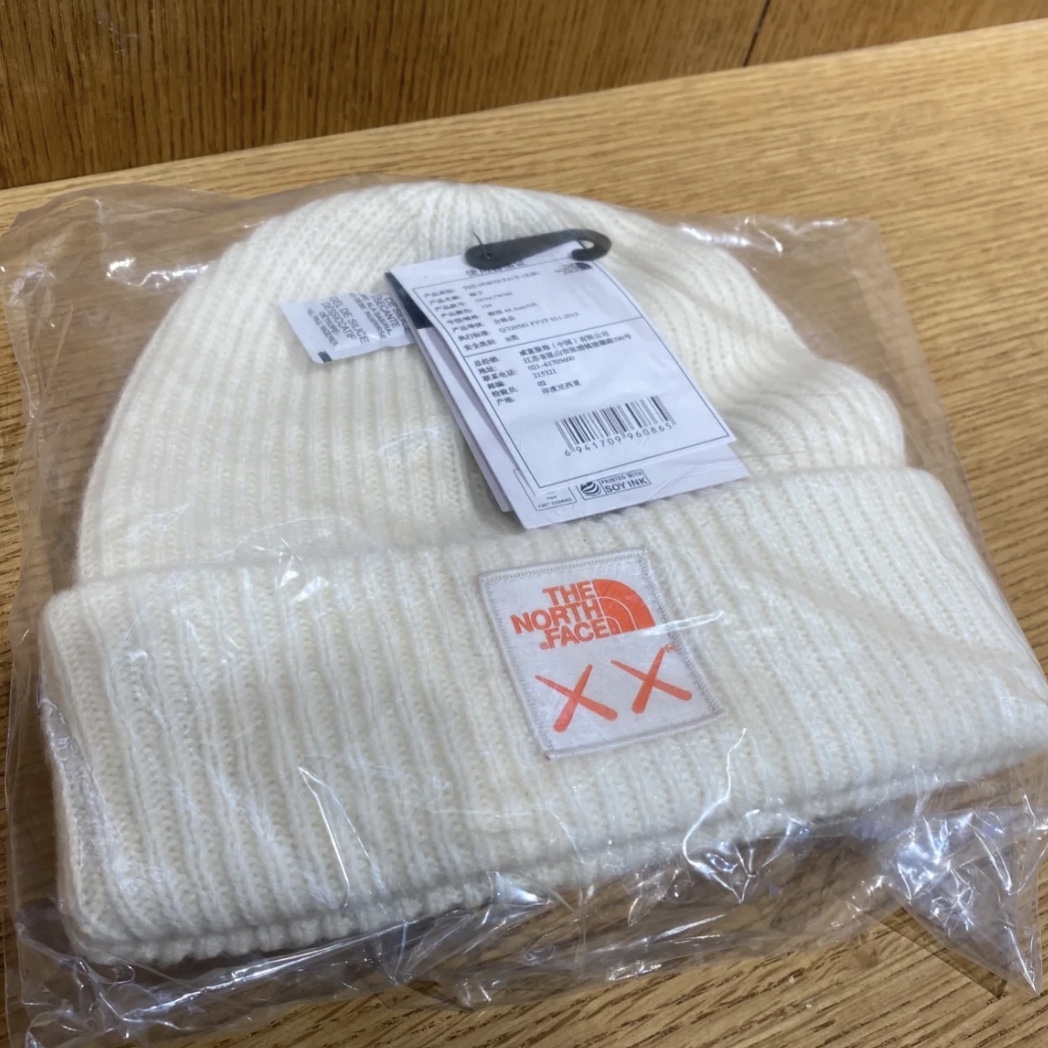 The North Face x Kaws Beanie Moonlight Ivory 착용 스타일 - 2