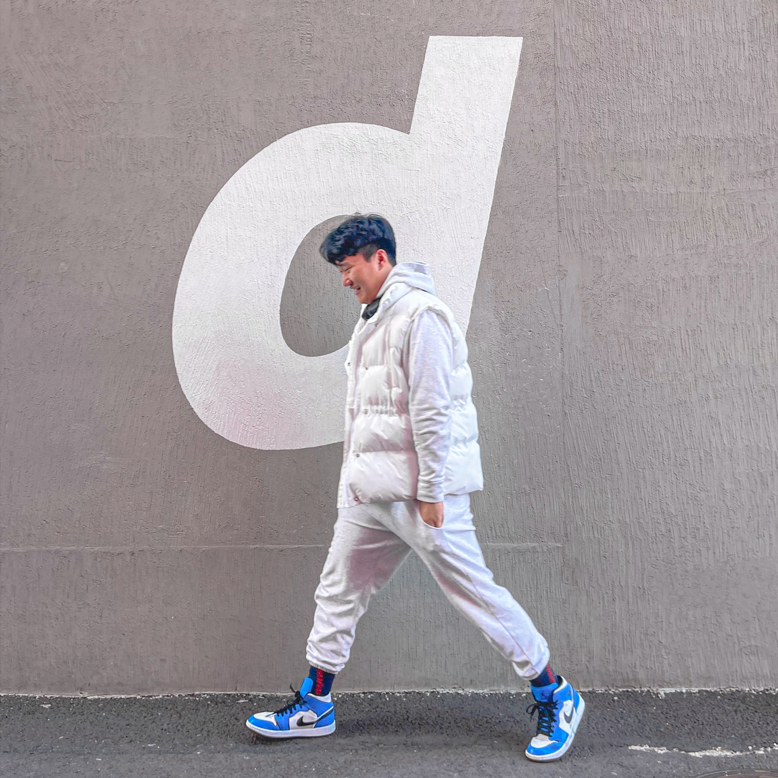 Jordan 1 Mid SE Signal Blue 착용 스타일