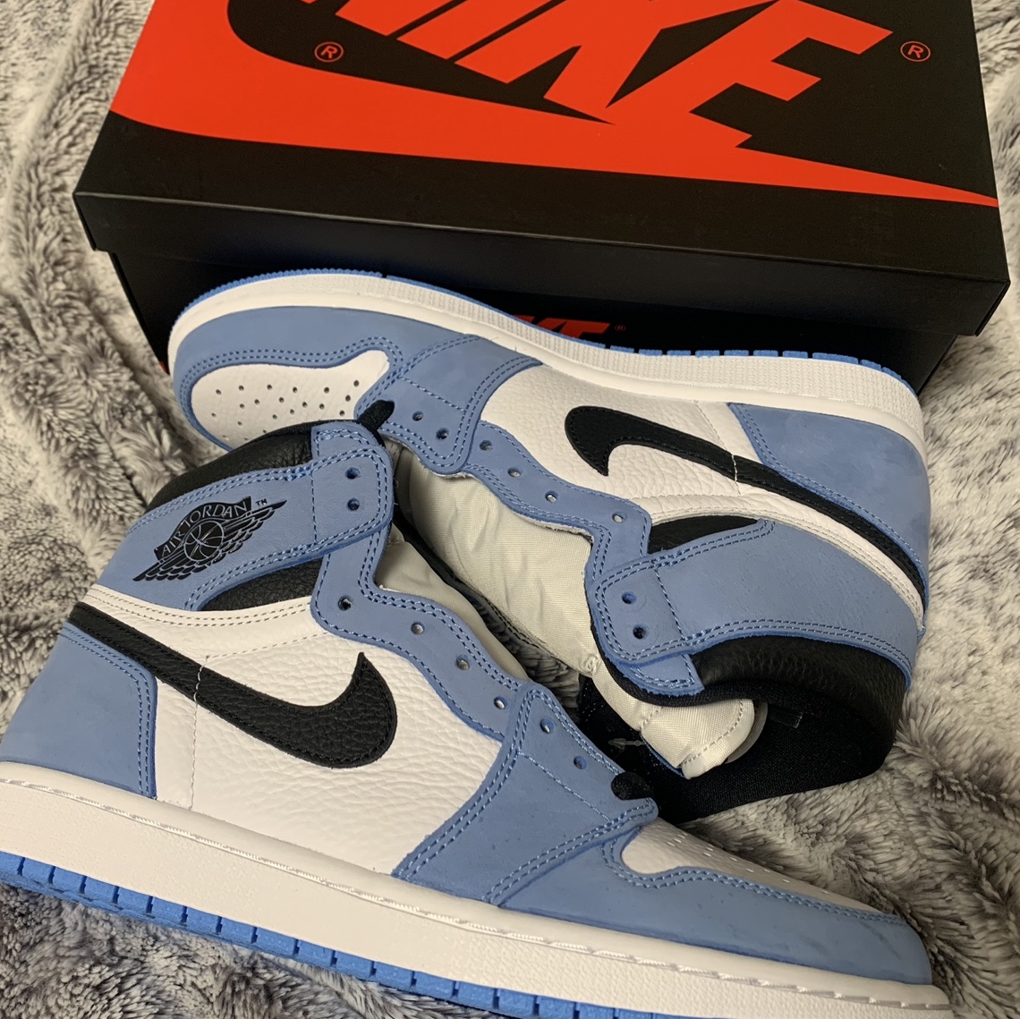 Jordan 1 Retro High OG University Blue, Chanel Medium Classic Handbag Grained Calfskin & Silver Black 착용 스타일 - 1