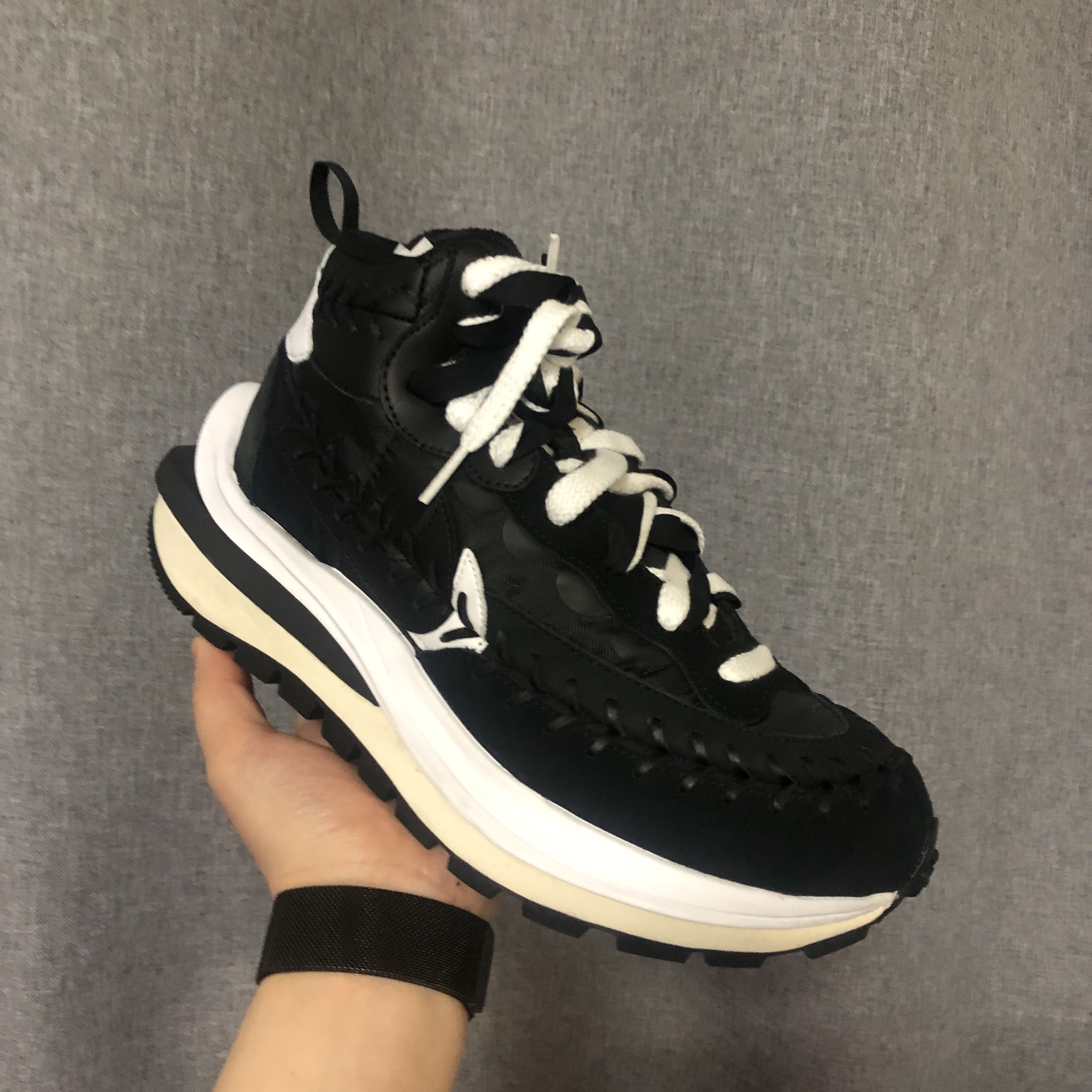 Nike x Sacai x Jean Paul Gaultier VaporWaffle Black White 착용 스타일 - 1