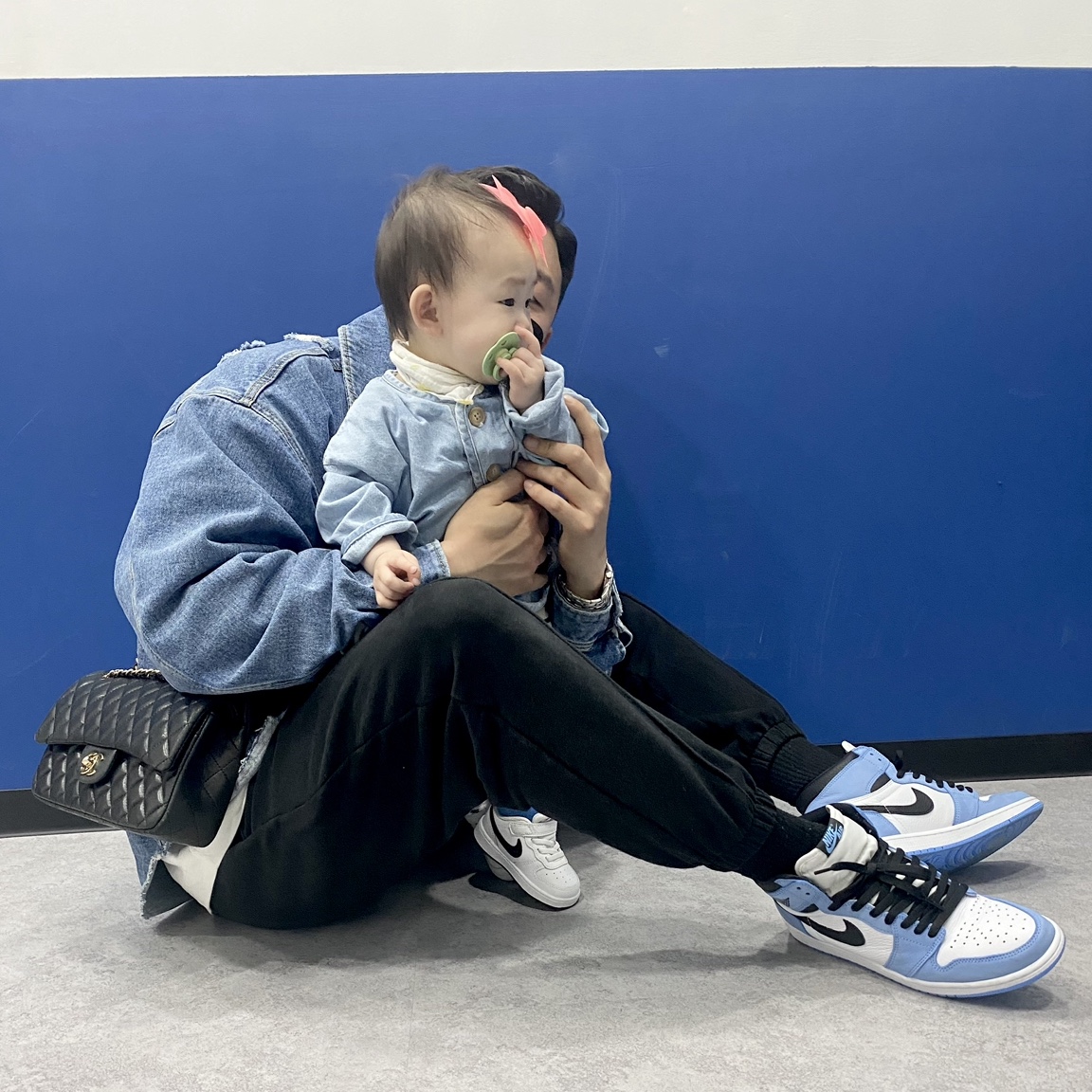 Jordan 1 Retro High OG University Blue, Chanel Medium Classic Handbag Grained Calfskin & Silver Black 착용 스타일 - 2