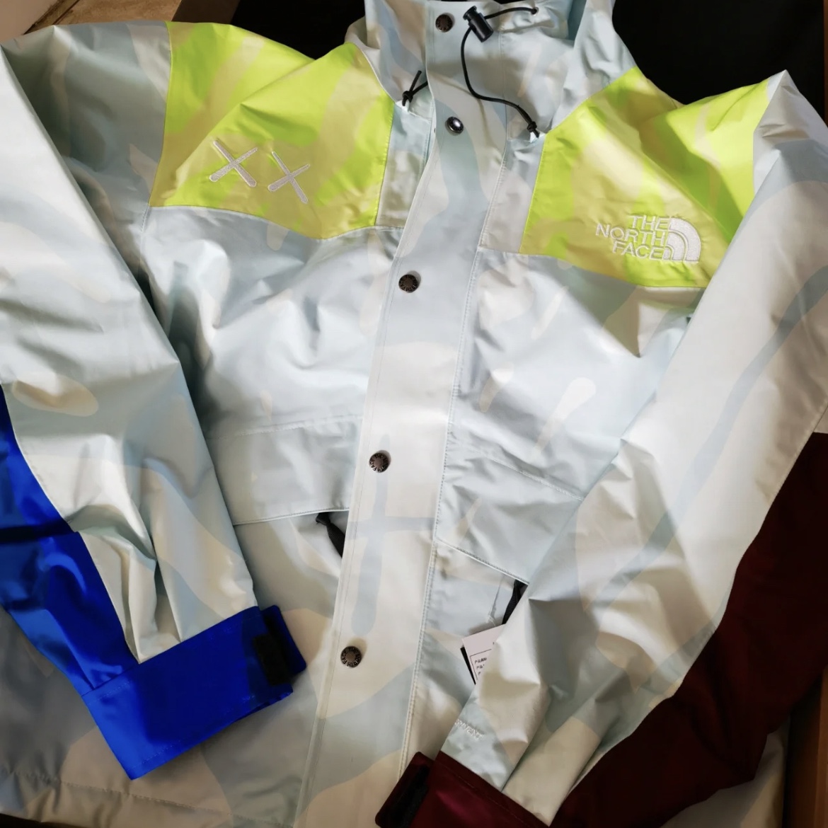 The North Face x Kaws Retro 1986 Mountain Jacket Ice Blue 착용 스타일 - 3
