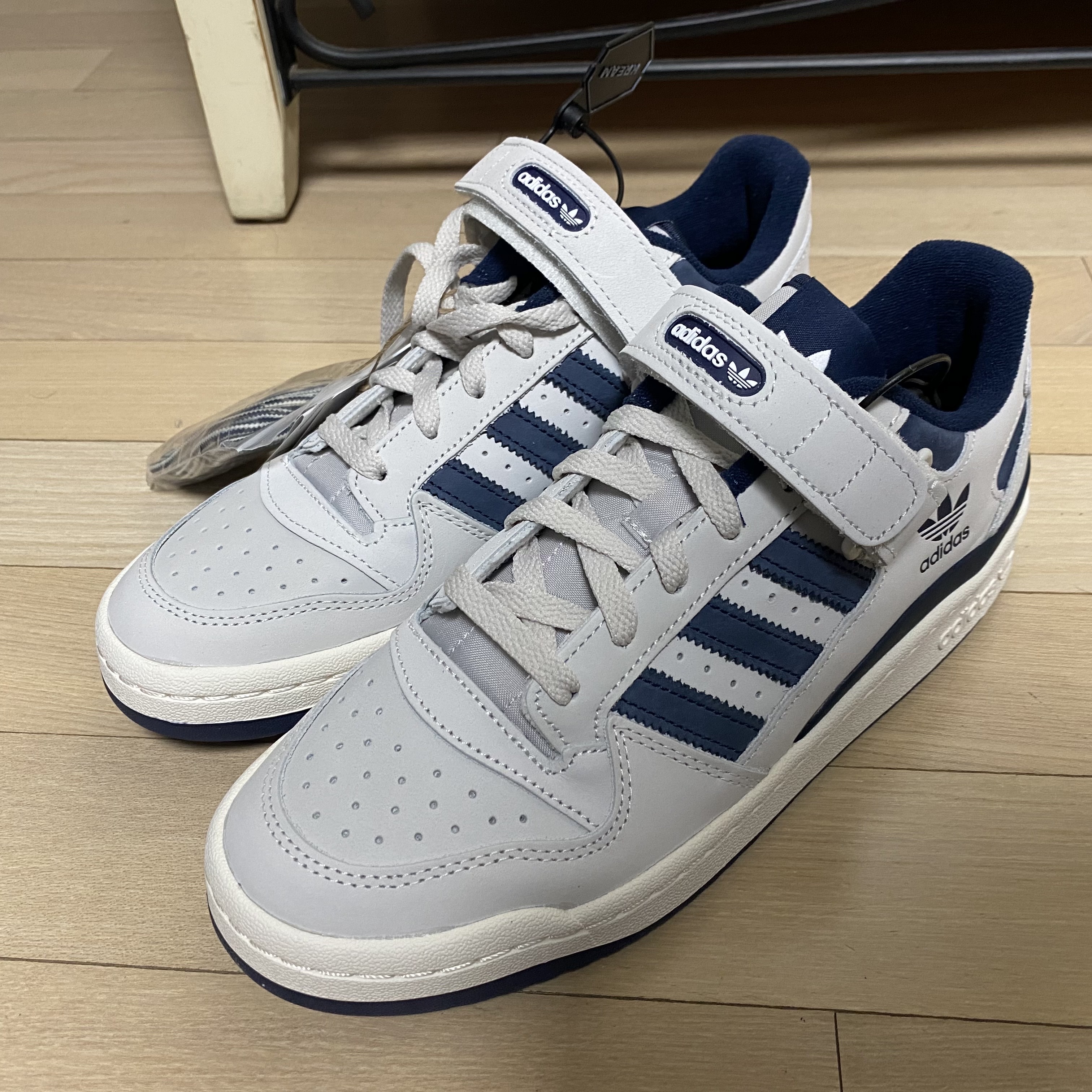 Adidas Forum Low White Collegiate Navy 착용 스타일 - 2