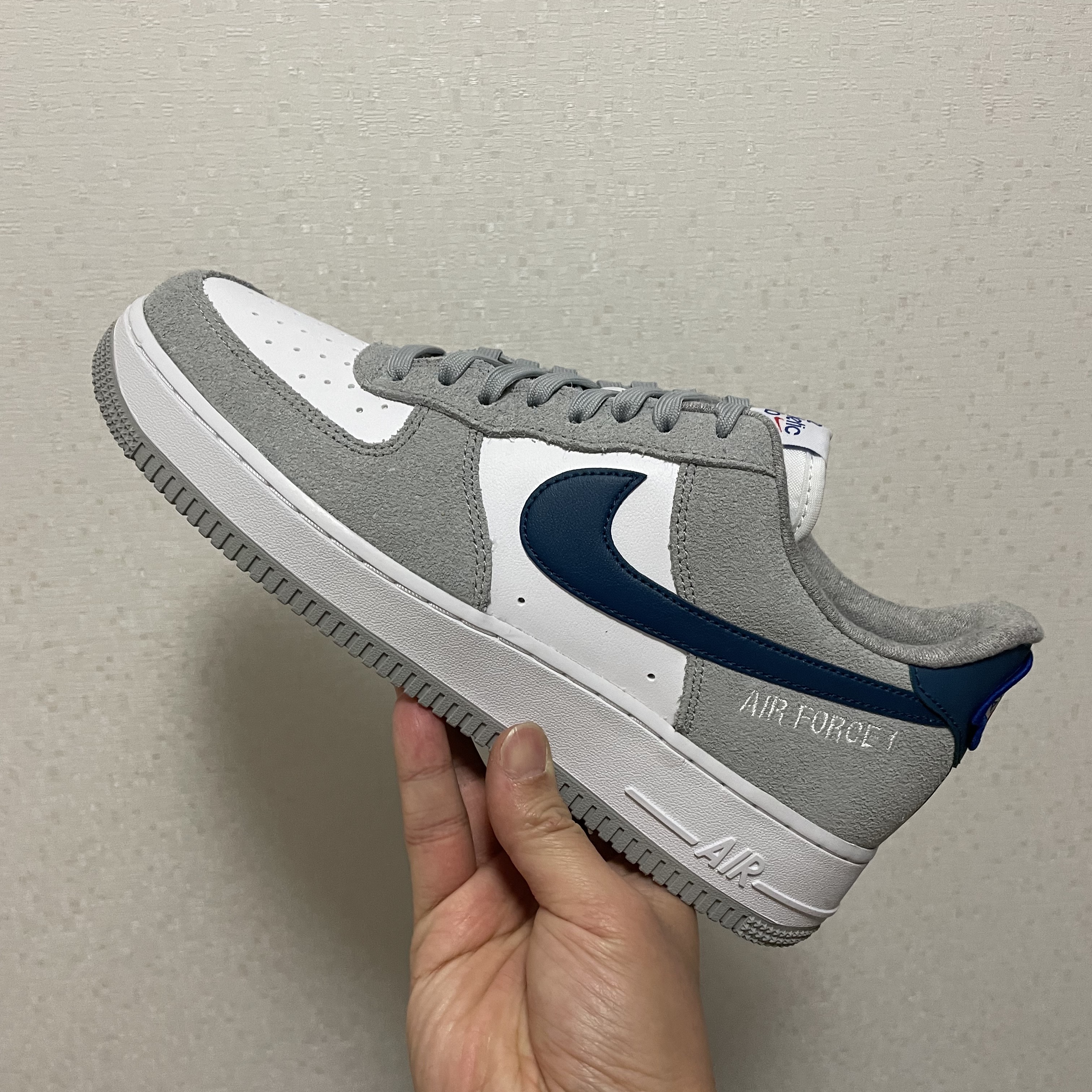 Nike Air Force 1 '07 LV8 Athletic Club Light Smoke Grey Marina 착용 스타일 - 1