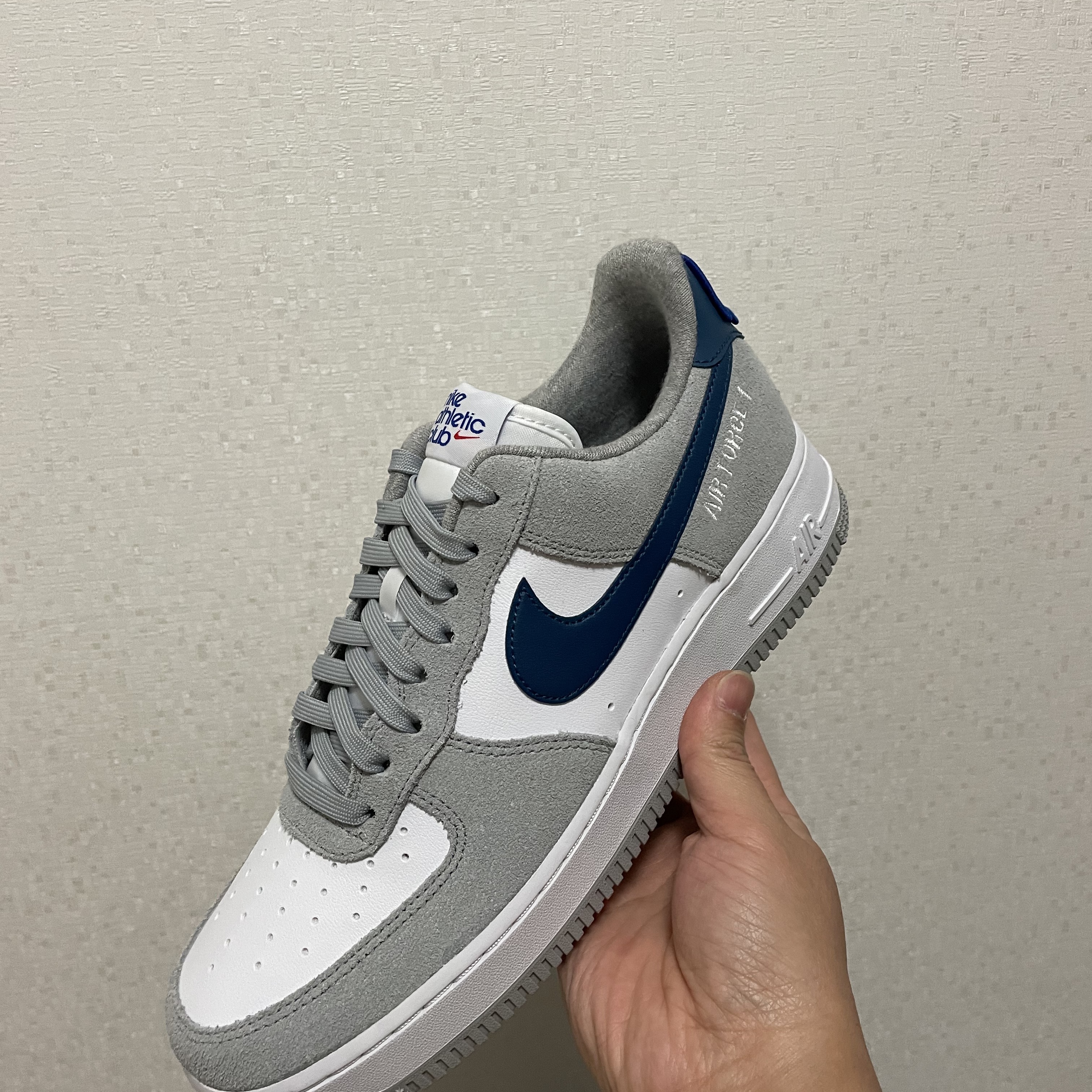 Nike Air Force 1 '07 LV8 Athletic Club Light Smoke Grey Marina 착용 스타일 - 2