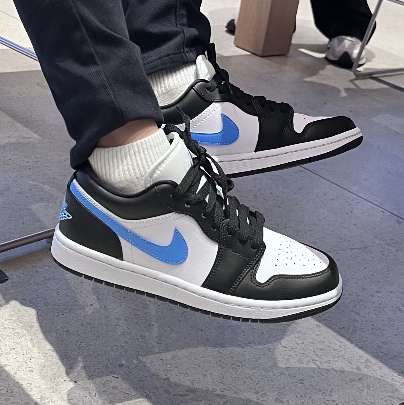 (W) Jordan 1 Low Black University Blue 착용 스타일 - 3