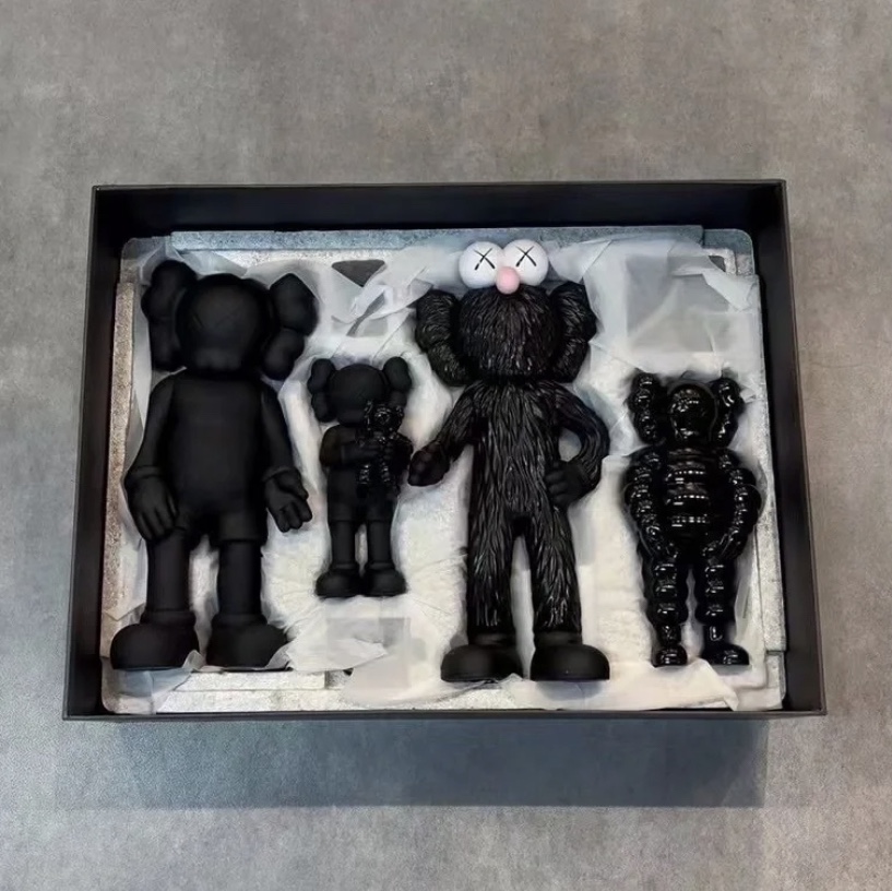 Kaws Family Vinyl Figure Black 착용 스타일 - 2