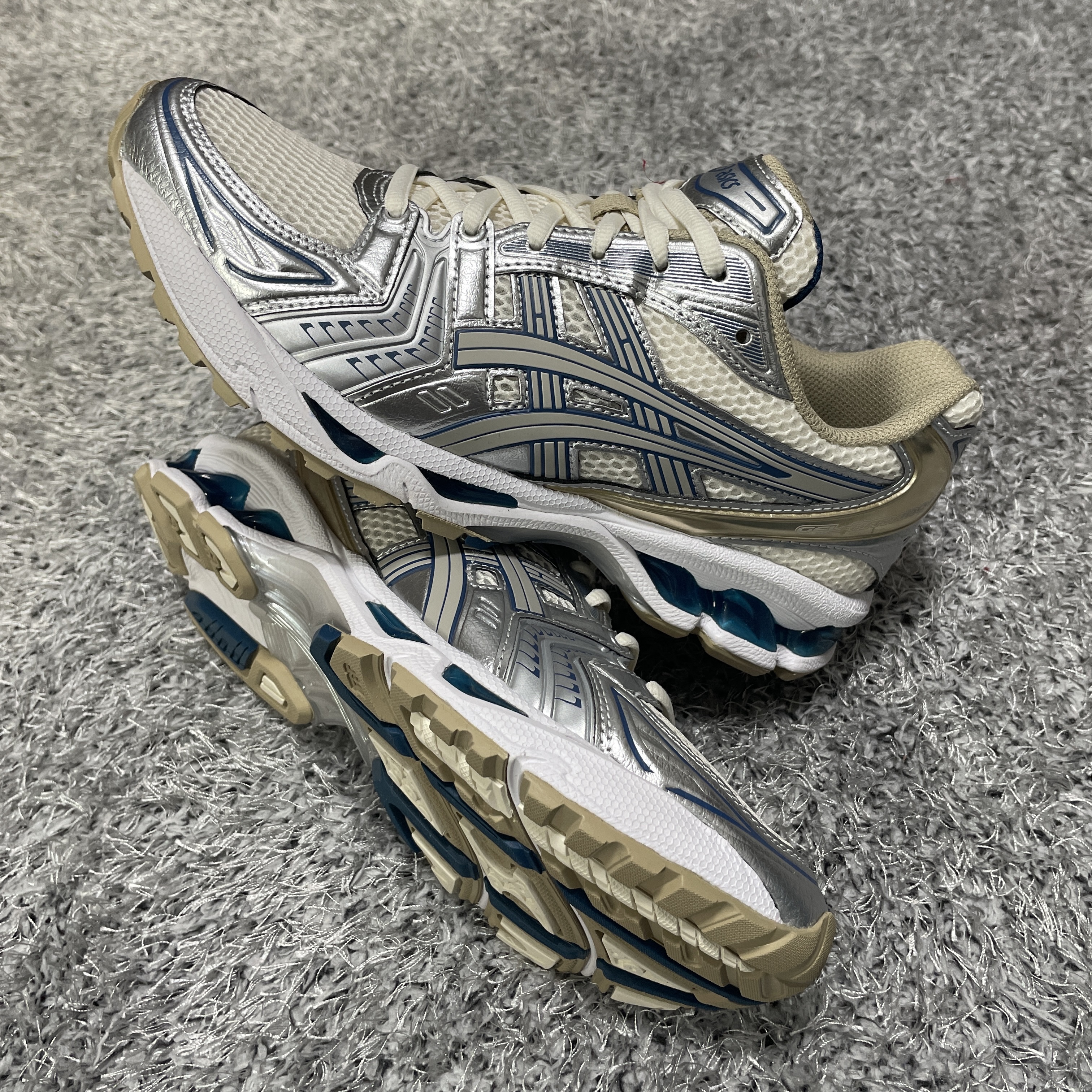 Asics Gel-Kayano 14 Cream Pure Silver 착용 스타일 - 2