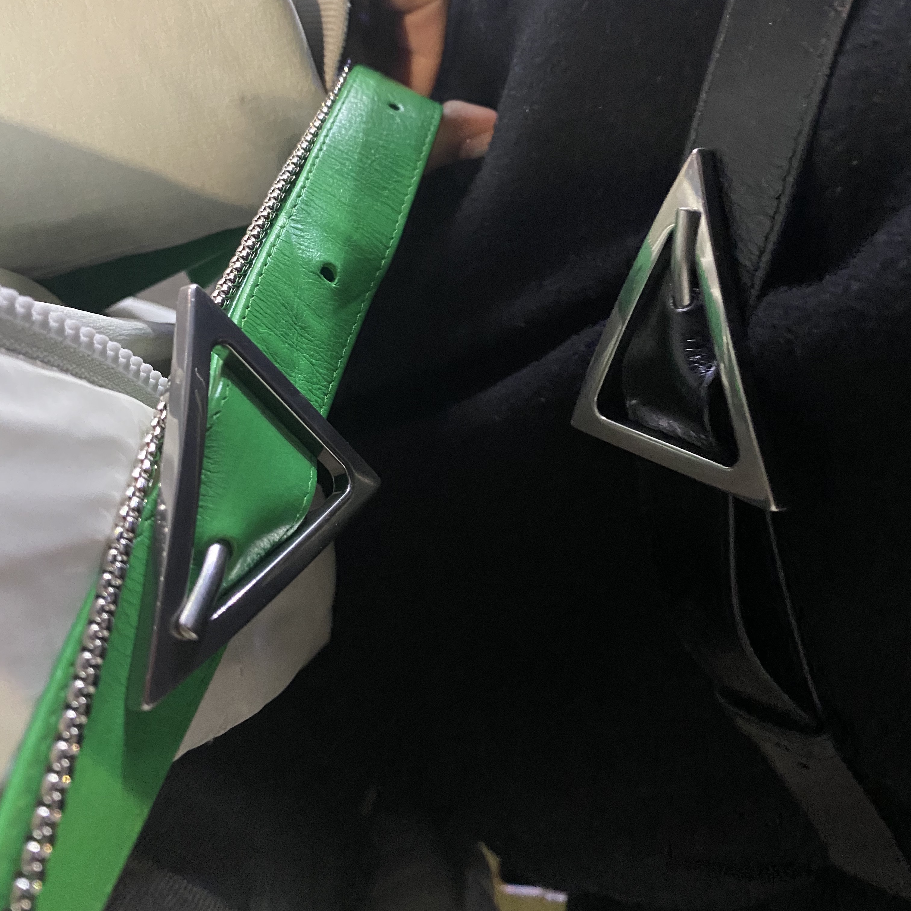 Bottega Veneta Leather Cassette Parakeet, Bottega Veneta Leather Cassette Black 착용 스타일