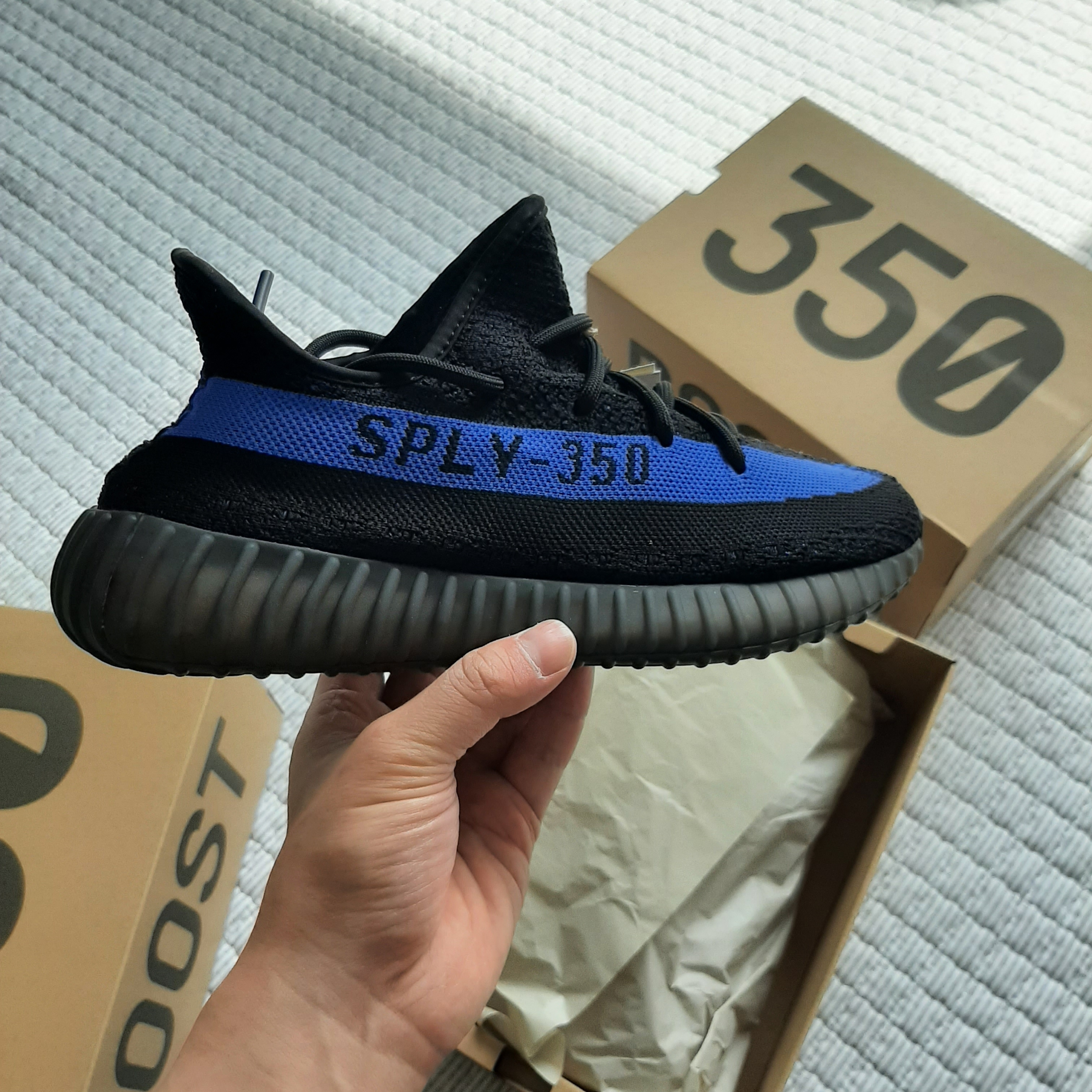 Adidas Yeezy Boost 350 V2 Dazzling Blue 착용 스타일