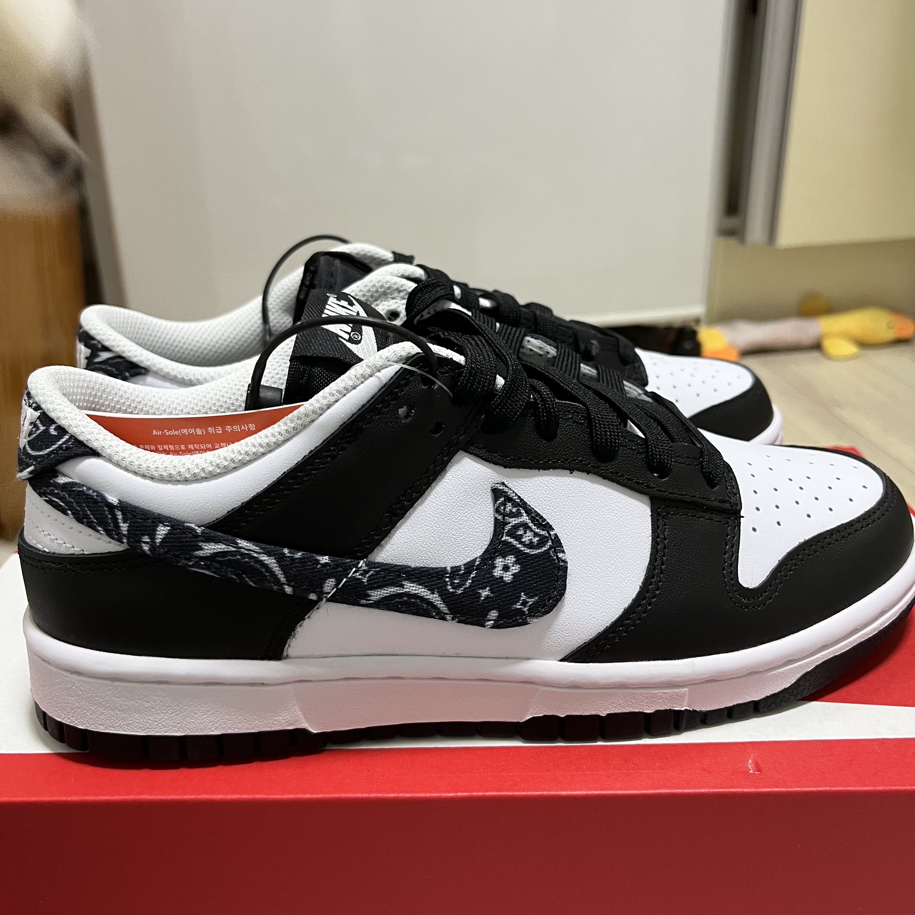 (W) Nike Dunk Low Essential Black Paisley 착용 스타일 - 1