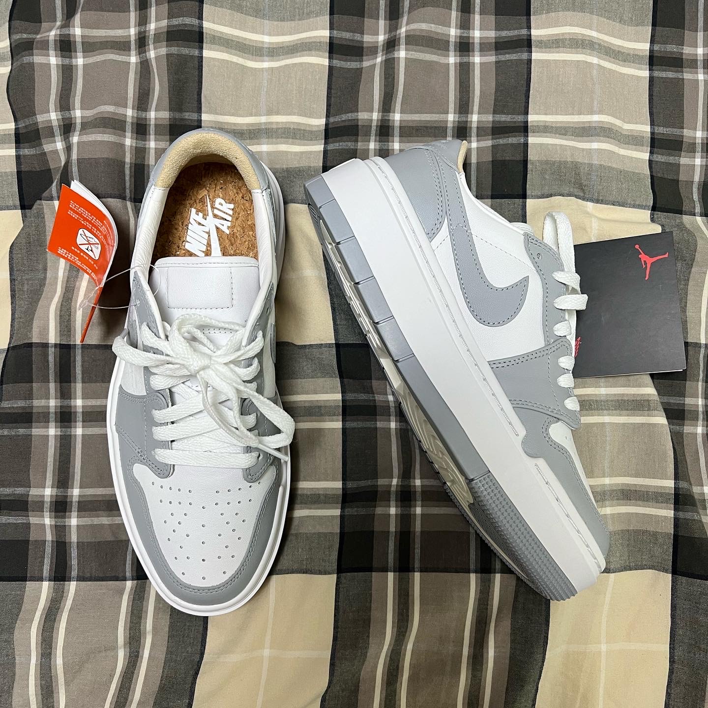 (W) Jordan 1 Elevate Low White and Wolf Grey 착용 스타일 - 4