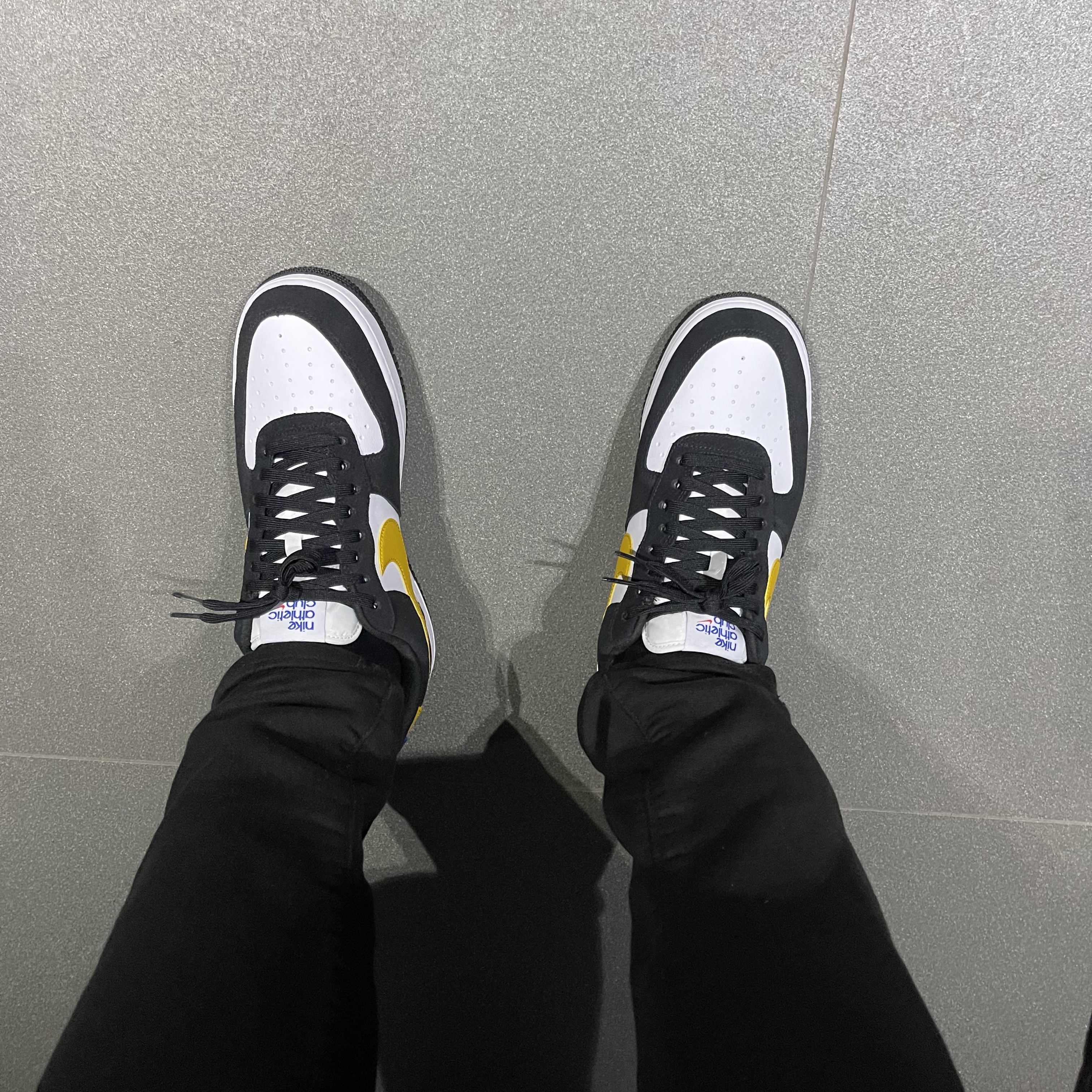 Nike Air Force 1 '07 LV8 Athletic Club Black Dark Sulfur 착용 스타일 - 2