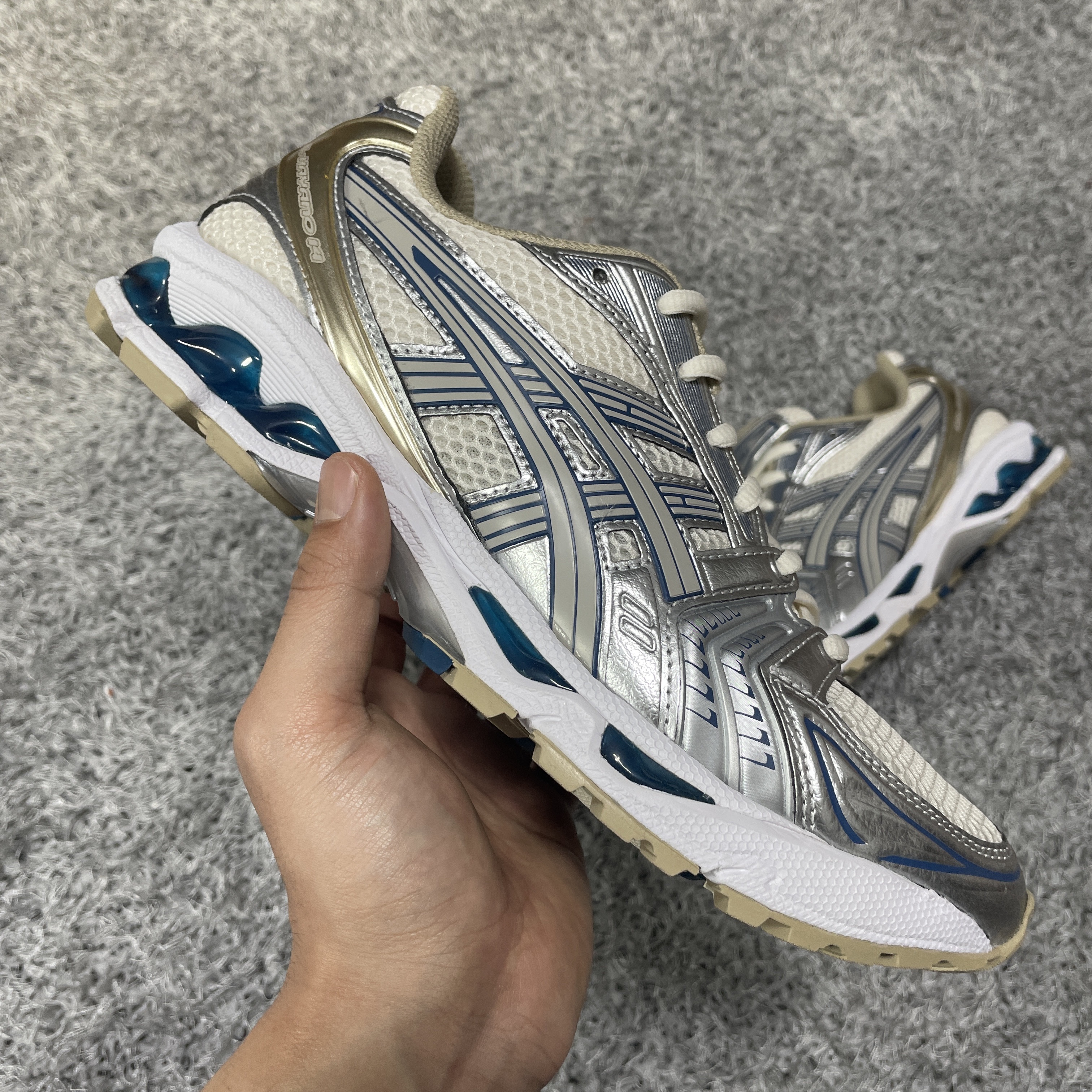 Asics Gel-Kayano 14 Cream Pure Silver 착용 스타일 - 1