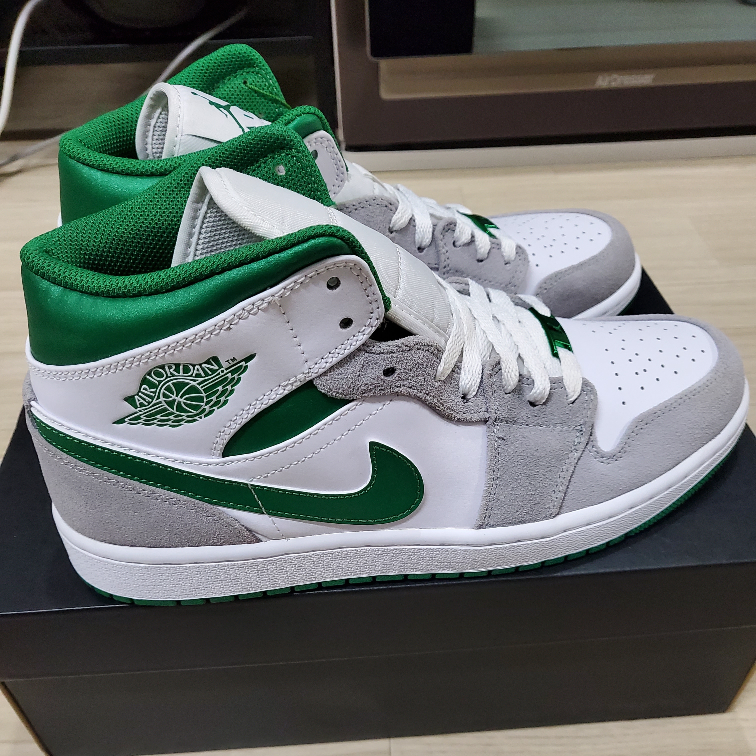 Jordan 1 Mid SE Pine Green Light Smoke Grey 착용 스타일