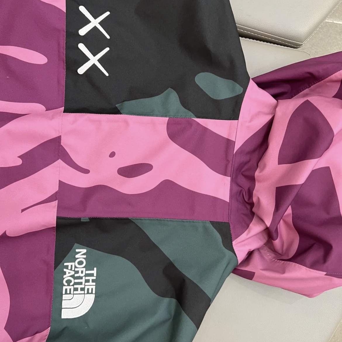 The North Face x Kaws Retro 1986 Mountain Jacket Pamplona Purple 착용 스타일 - 3