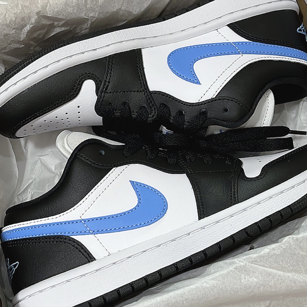 (W) Jordan 1 Low Black University Blue 착용 스타일 - 2