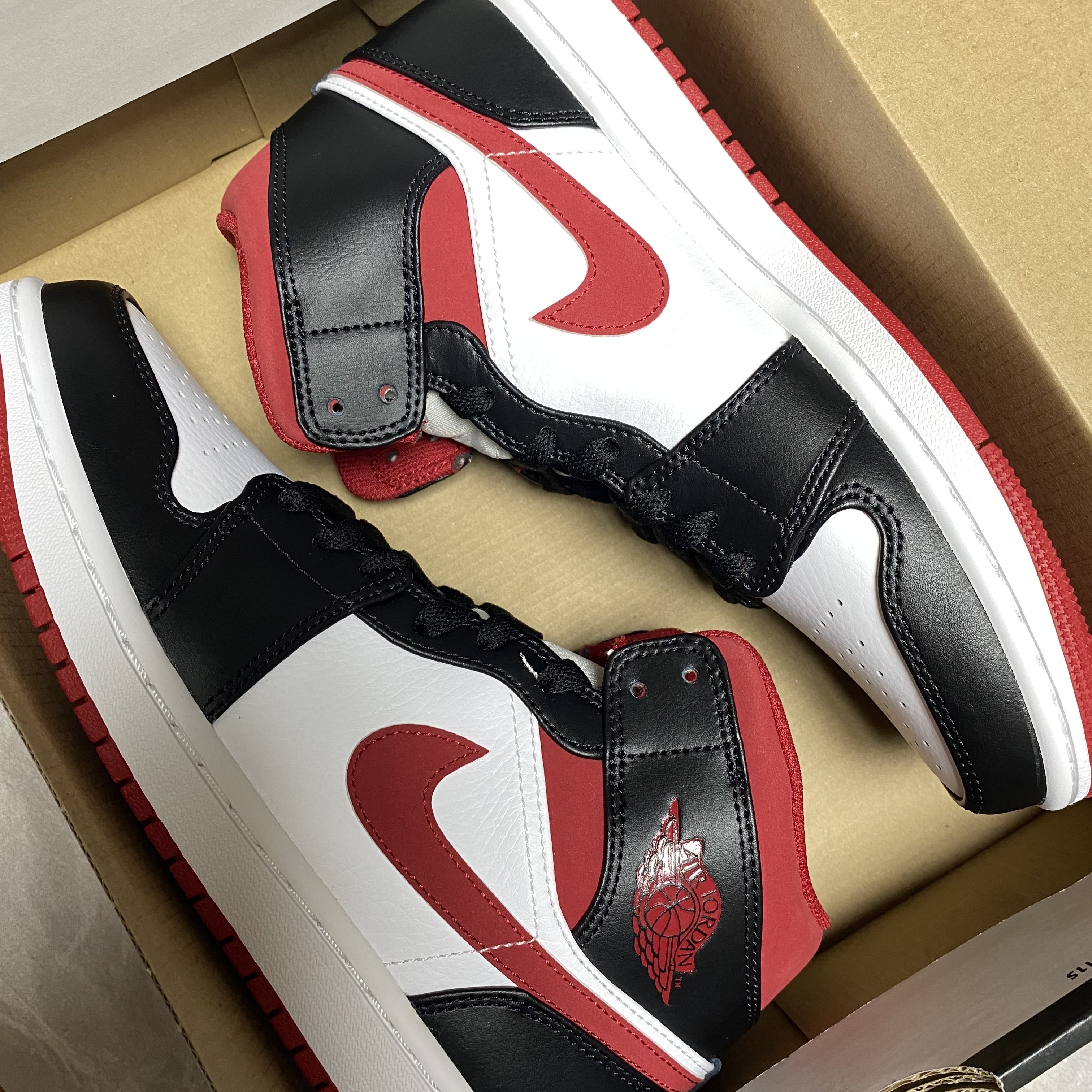 Jordan 1 Mid Gym Red Black White 착용 스타일 - 2