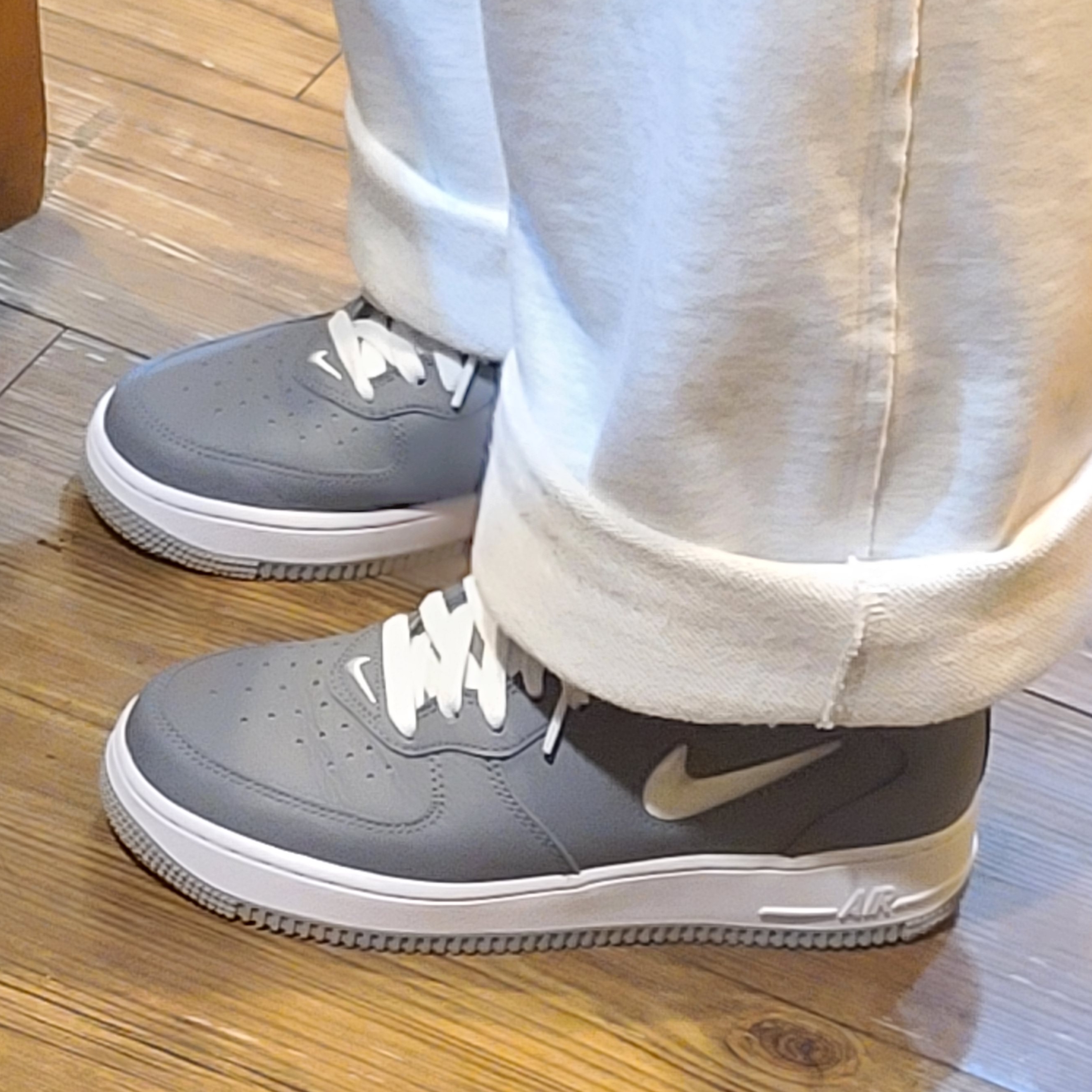 Nike Air Force 1 Mid QS NYC Cool Grey 착용 스타일 - 2