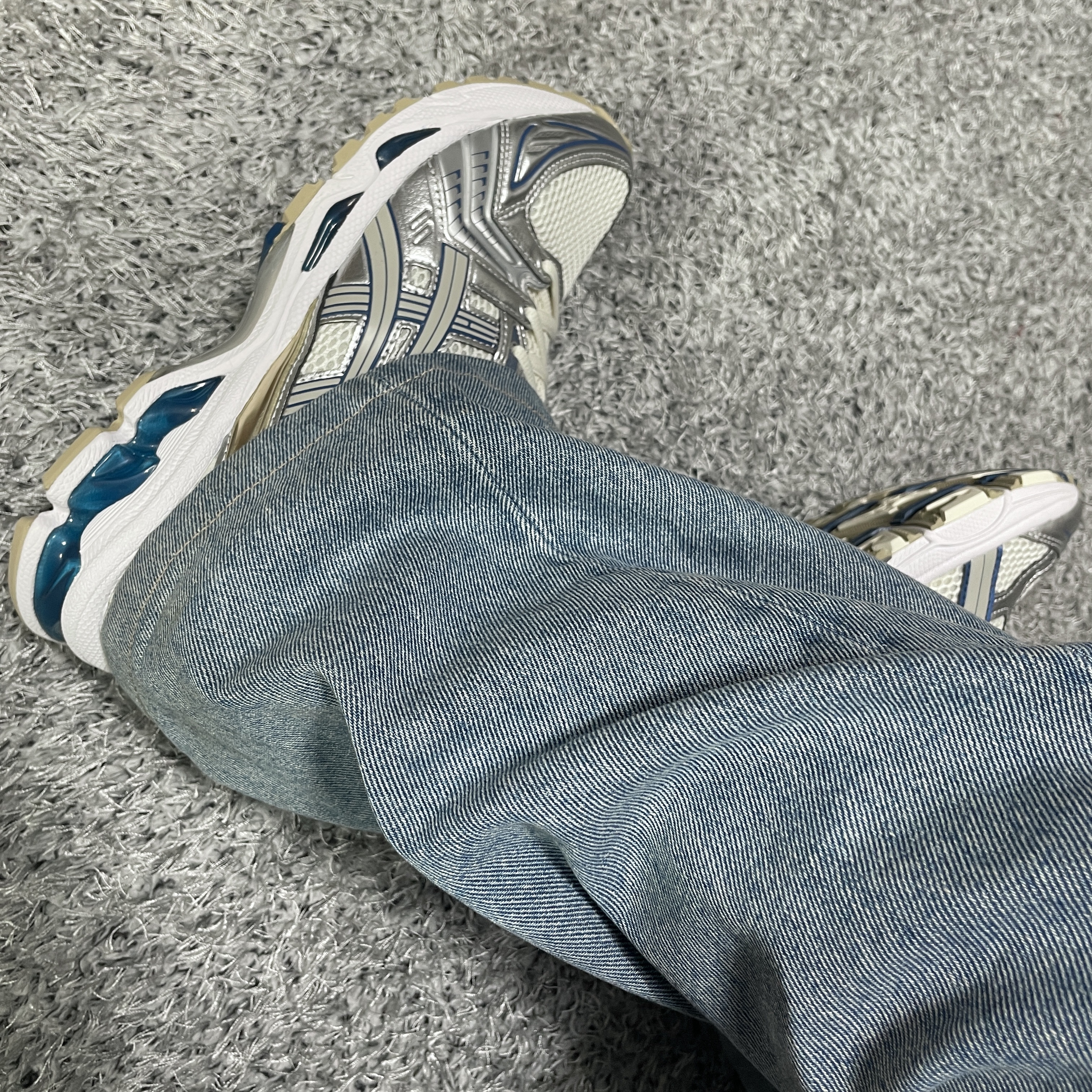 Asics Gel-Kayano 14 Cream Pure Silver 착용 스타일 - 3