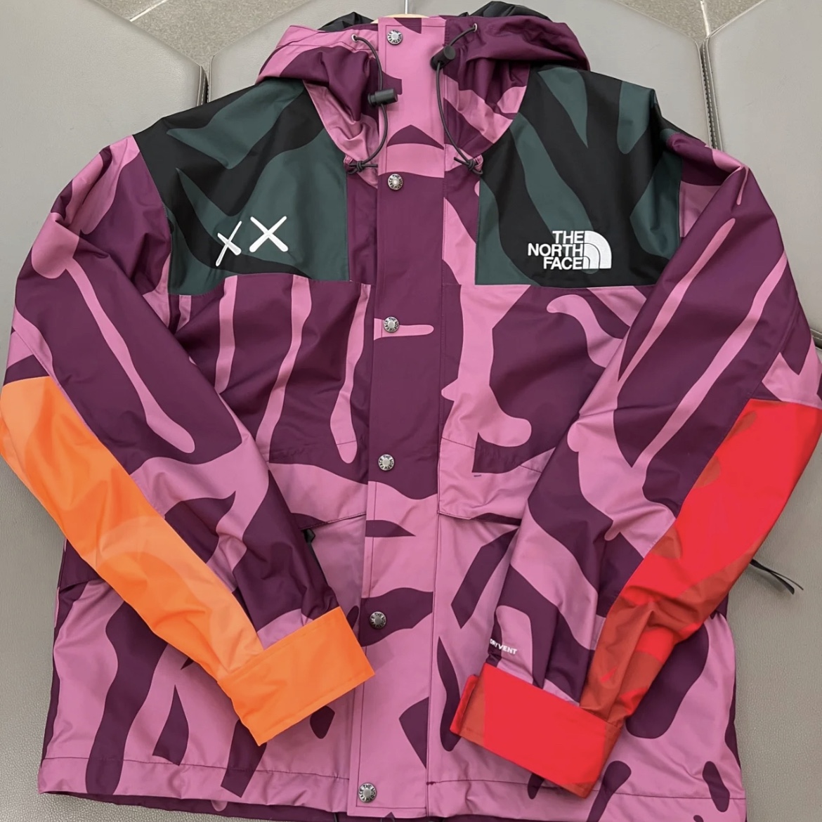 The North Face x Kaws Retro 1986 Mountain Jacket Pamplona Purple 착용 스타일 - 1